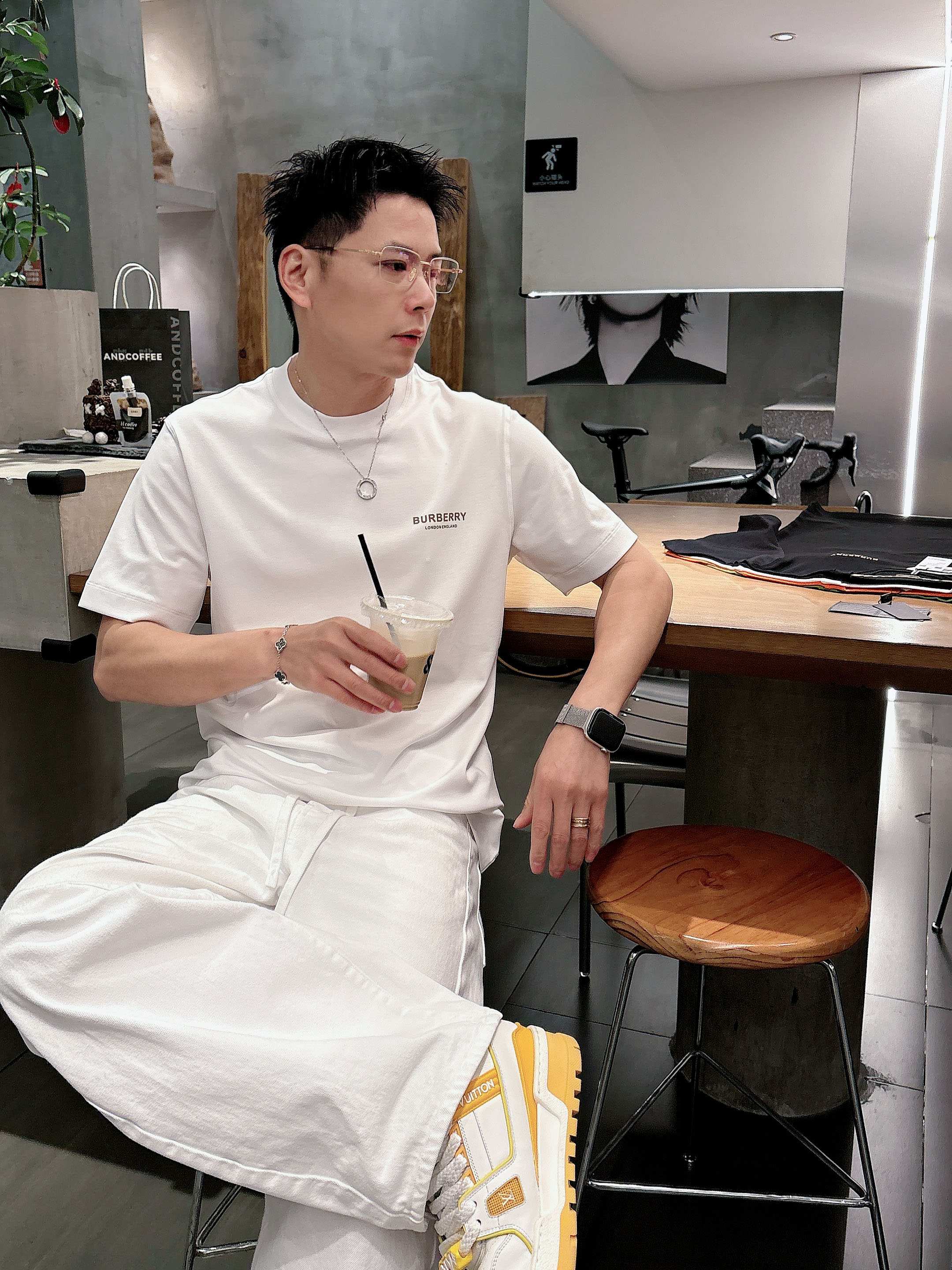 【 巴宝莉 2026春夏 · 高阶定制T恤】🔹 核心面料：秘鲁进口匹马棉 × 顶级丝光工艺🔹 核心体感：