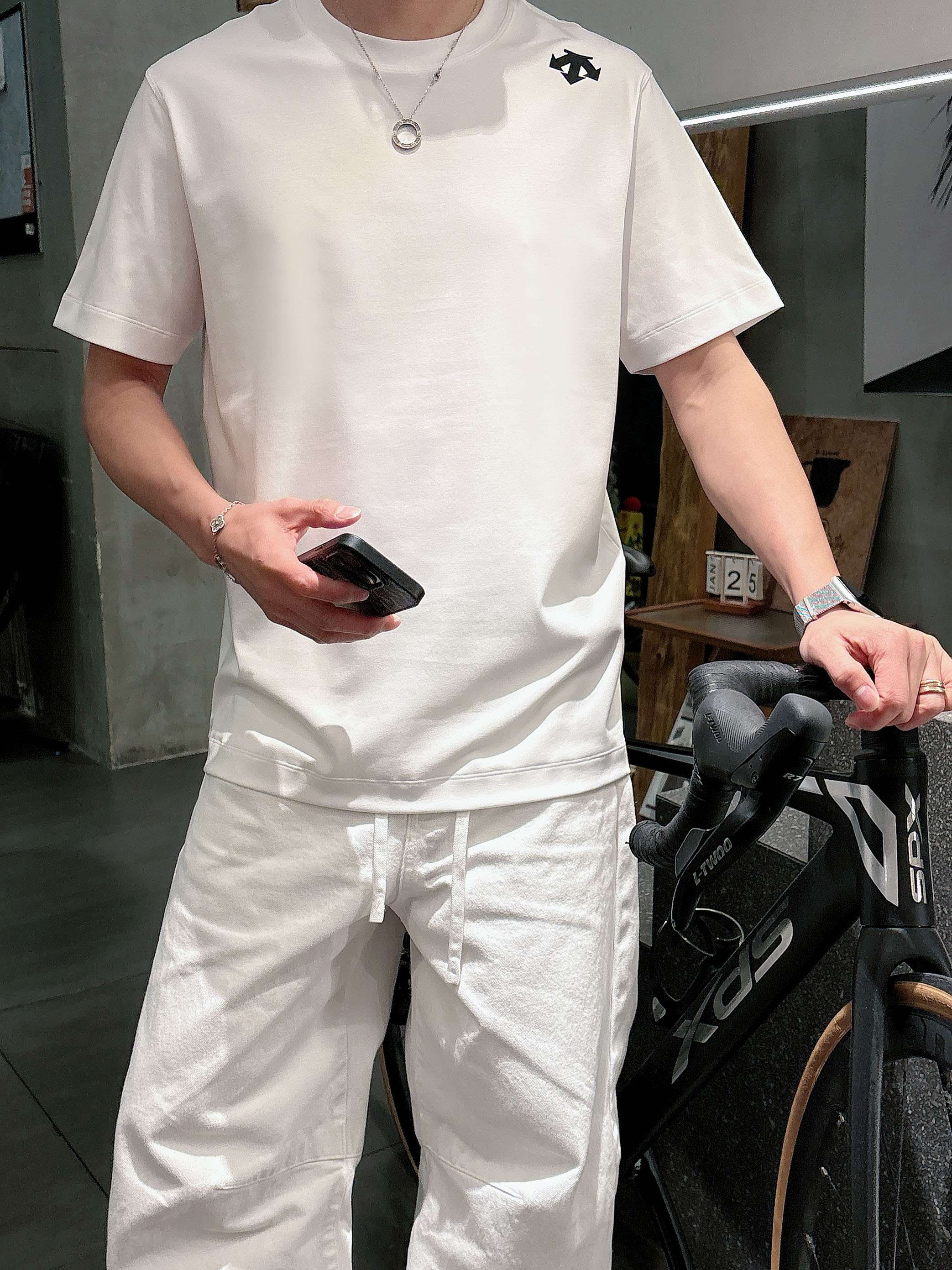 【 迪桑特 2026春夏 · 高阶定制T恤】🔹 核心面料：秘鲁进口匹马棉 × 顶级丝光工艺🔹 核心体感：