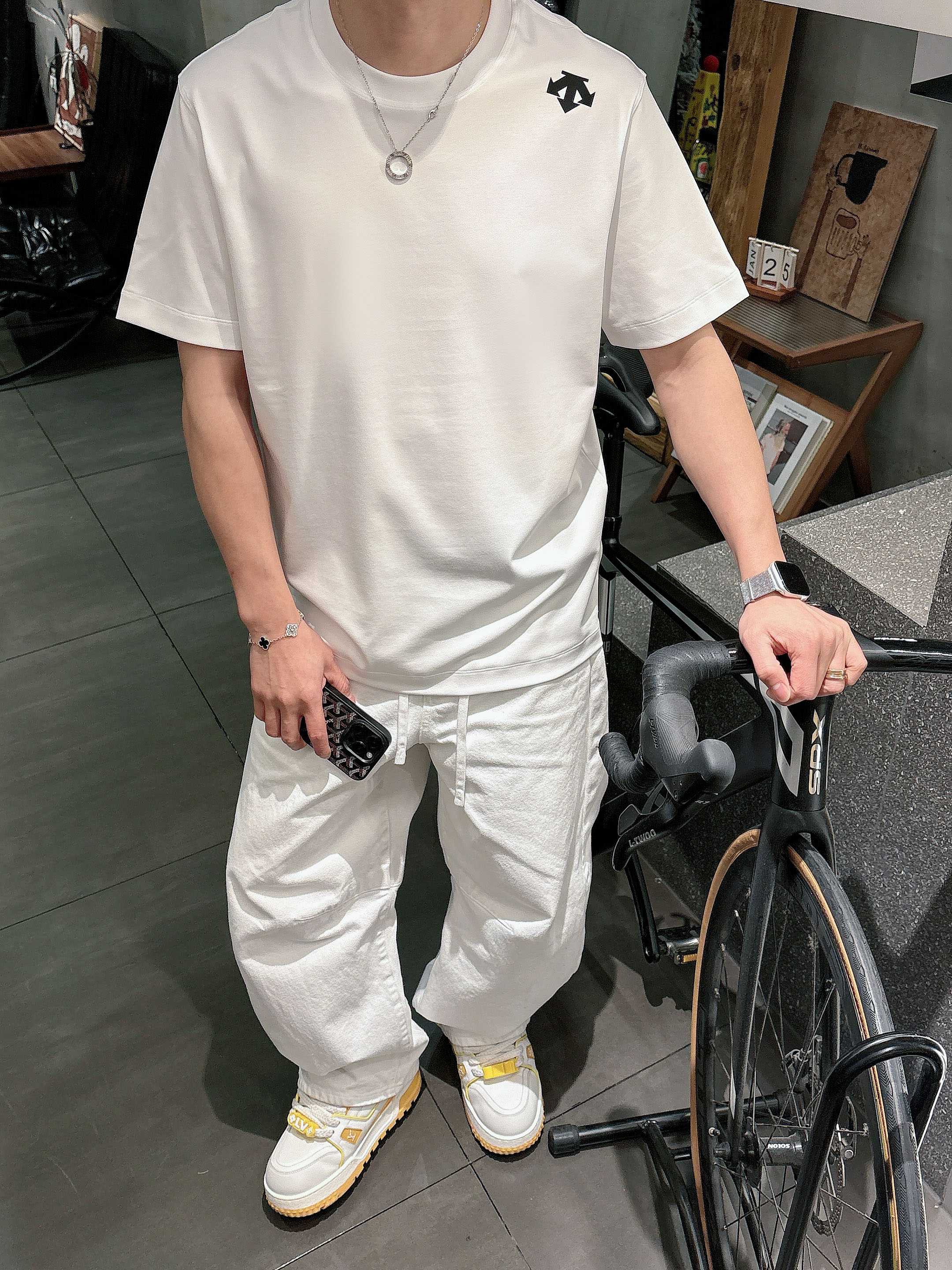 【 迪桑特 2026春夏 · 高阶定制T恤】🔹 核心面料：秘鲁进口匹马棉 × 顶级丝光工艺🔹 核心体感：
