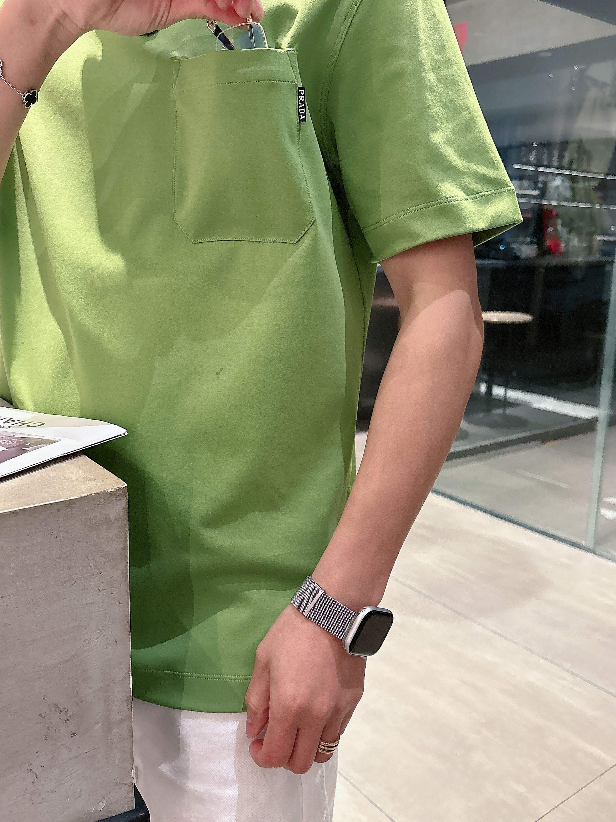 【 普拉达 2026春夏 · 高阶定制T恤】🔹 核心面料：秘鲁进口匹马棉 × 顶级丝光工艺🔹 核心体感：