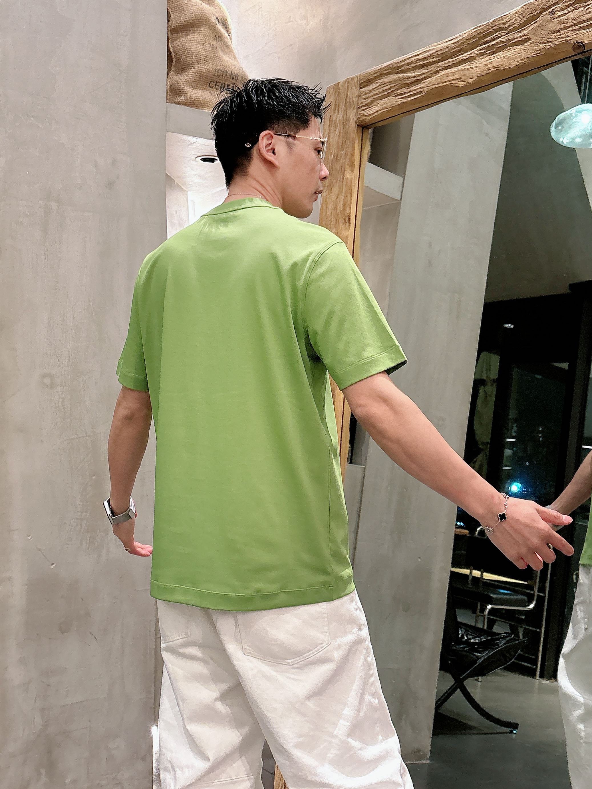 【 普拉达 2026春夏 · 高阶定制T恤】🔹 核心面料：秘鲁进口匹马棉 × 顶级丝光工艺🔹 核心体感：