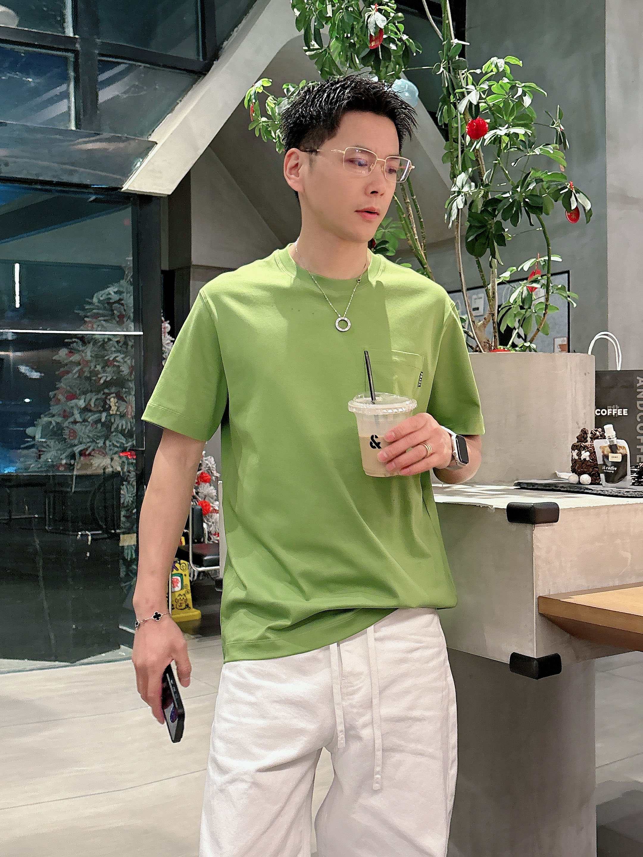 【 普拉达 2026春夏 · 高阶定制T恤】🔹 核心面料：秘鲁进口匹马棉 × 顶级丝光工艺🔹 核心体感：