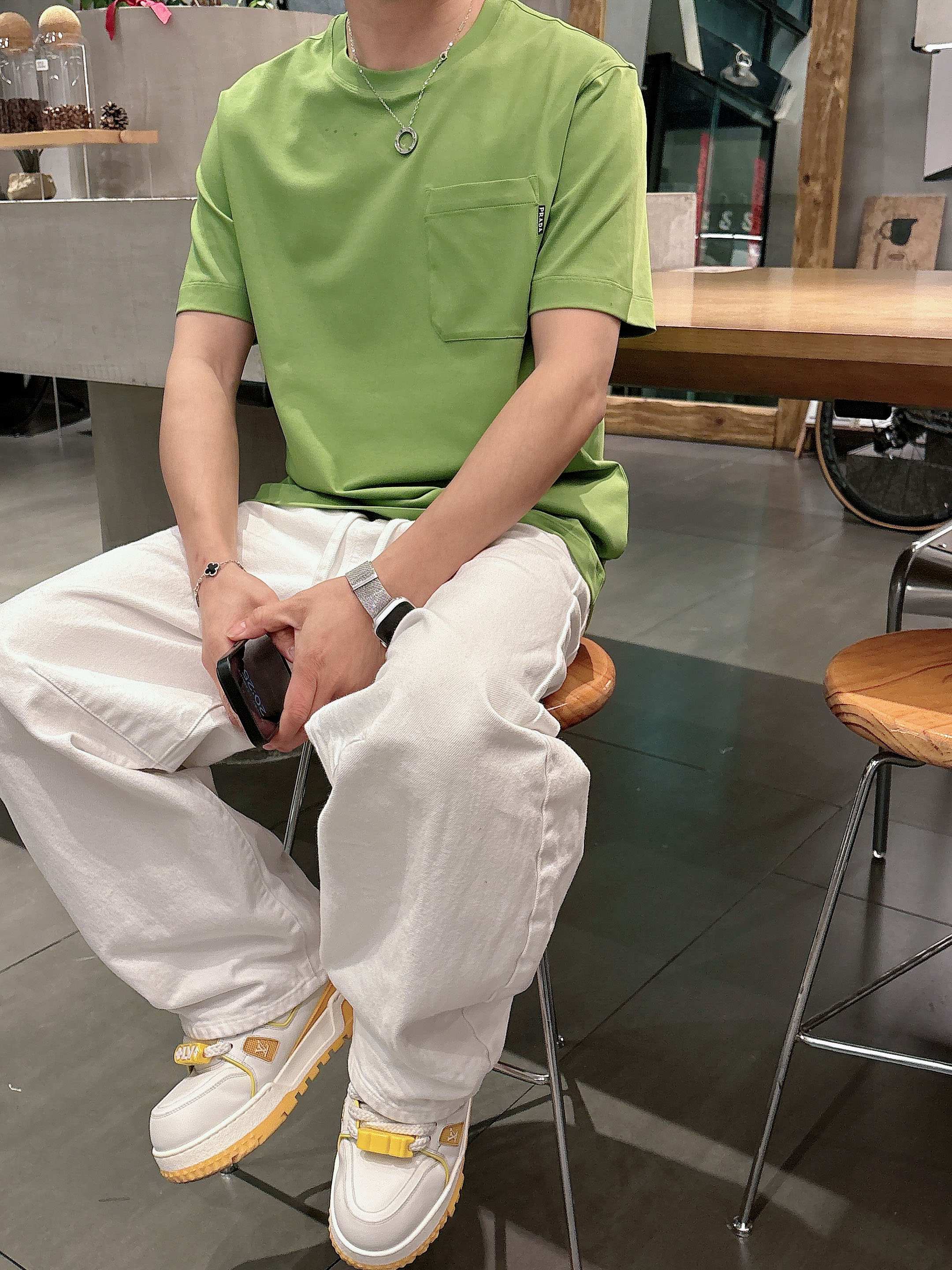 【 普拉达 2026春夏 · 高阶定制T恤】🔹 核心面料：秘鲁进口匹马棉 × 顶级丝光工艺🔹 核心体感：