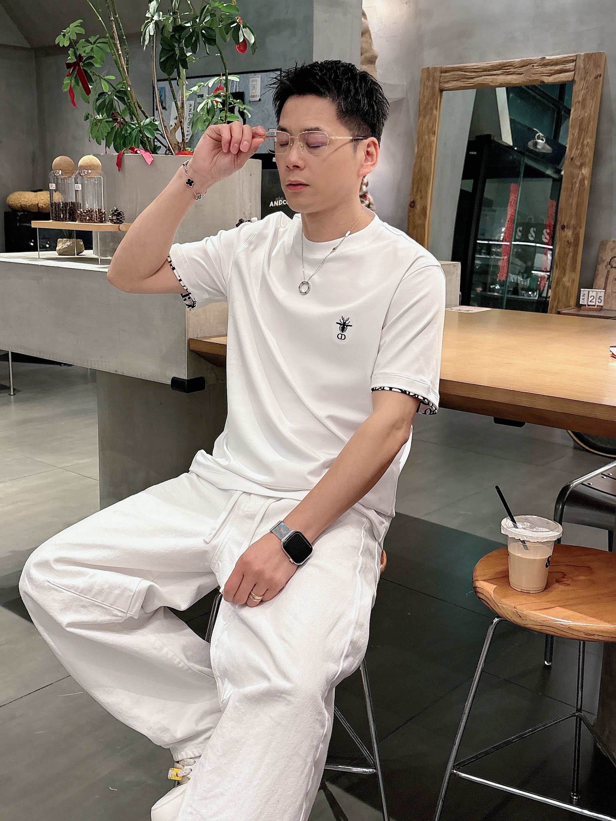 【 迪奥 2026春夏 · 高阶定制T恤】🔹 核心面料：秘鲁进口匹马棉 × 顶级丝光工艺🔹 核心体感：蚕