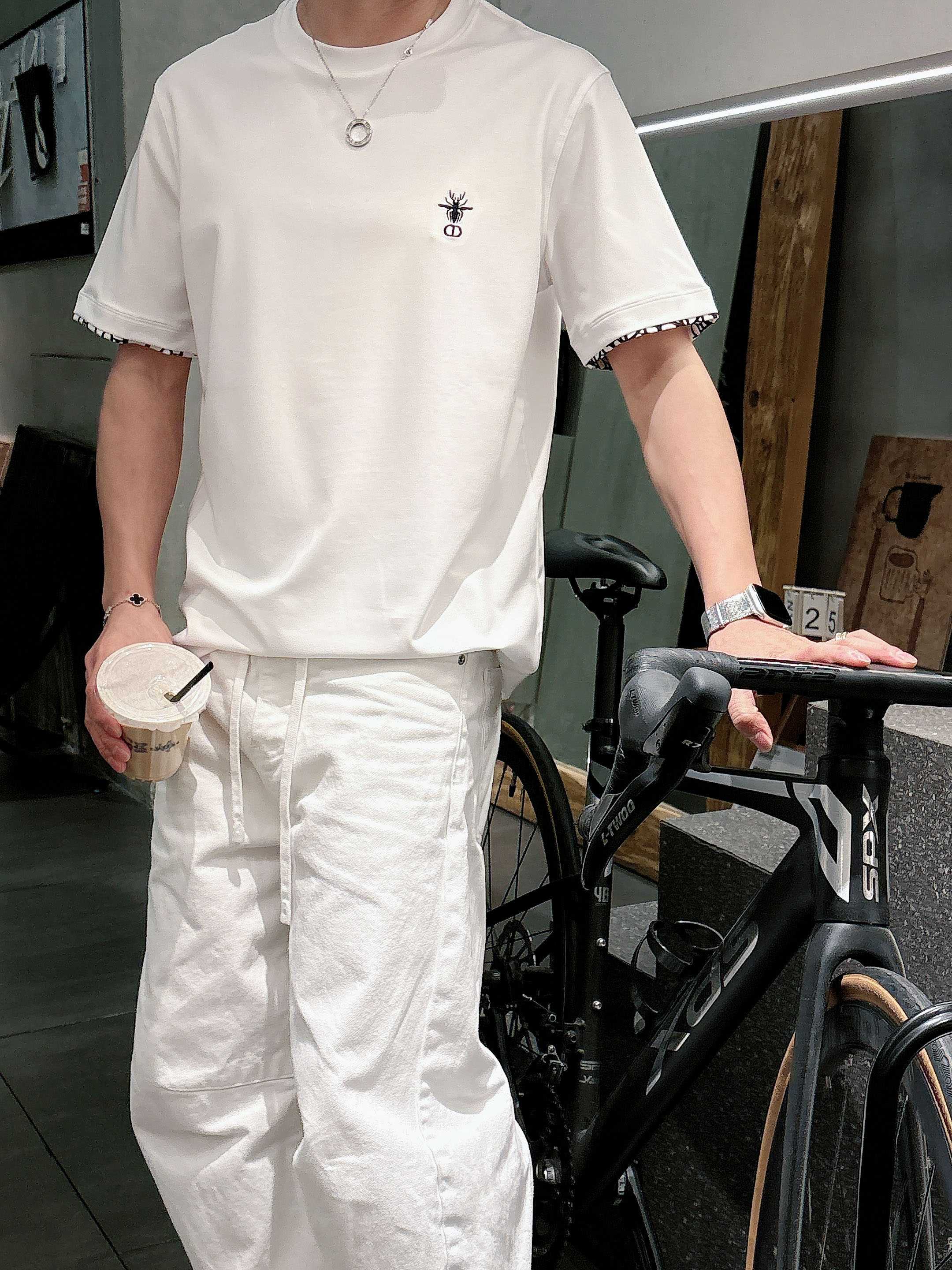 【 迪奥 2026春夏 · 高阶定制T恤】🔹 核心面料：秘鲁进口匹马棉 × 顶级丝光工艺🔹 核心体感：蚕