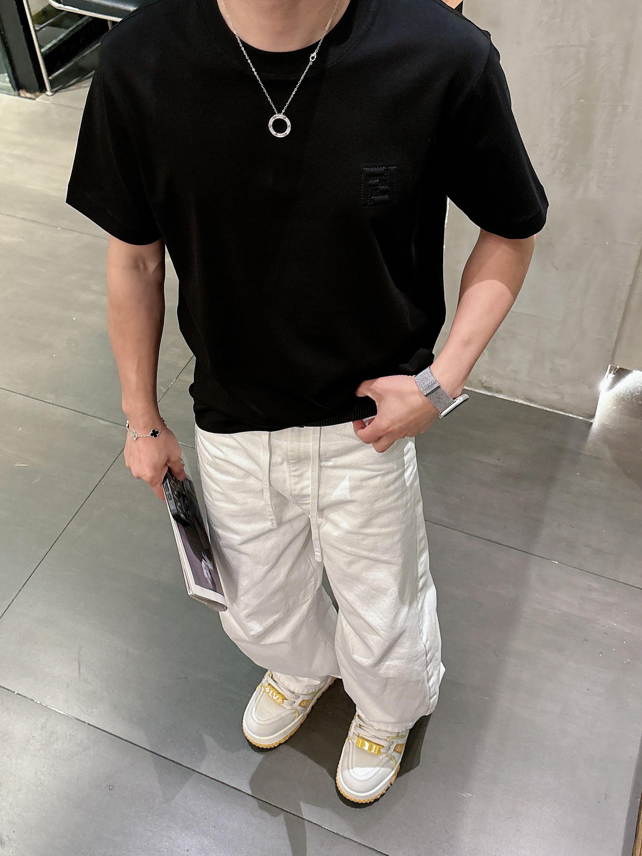 【 芬迪 2026春夏 · 高阶定制T恤】🔹 核心面料：秘鲁进口匹马棉 × 顶级丝光工艺🔹 核心体感：蚕