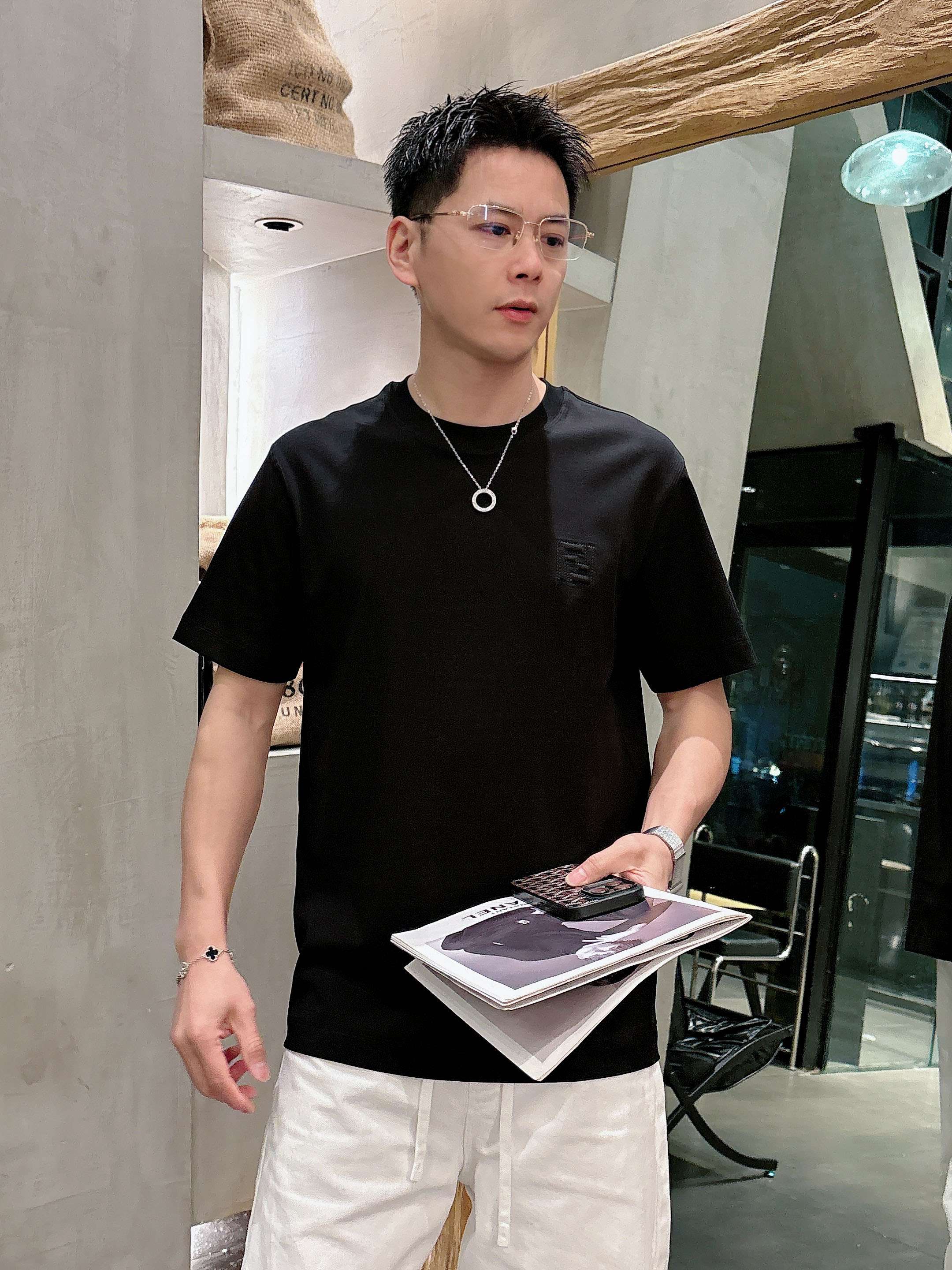 【 芬迪 2026春夏 · 高阶定制T恤】🔹 核心面料：秘鲁进口匹马棉 × 顶级丝光工艺🔹 核心体感：蚕