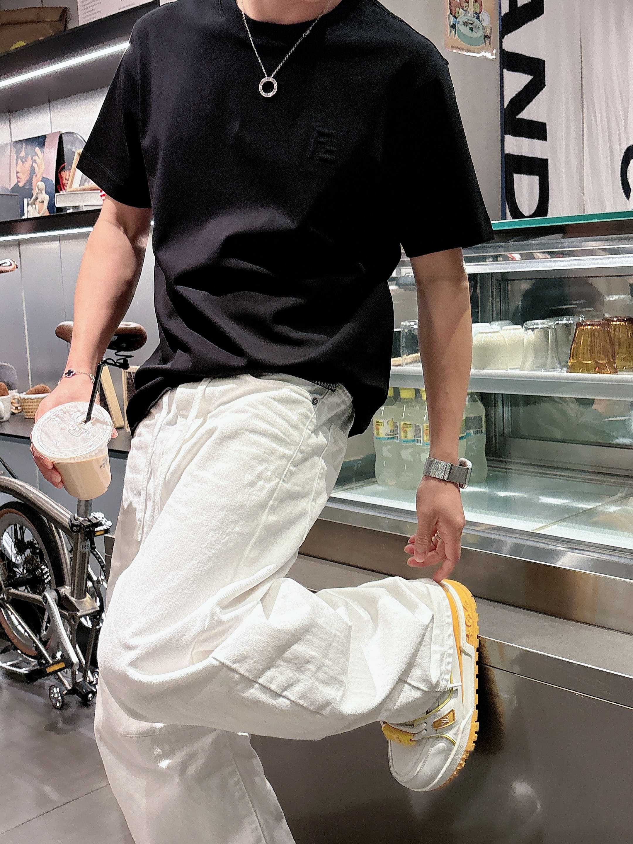 【 芬迪 2026春夏 · 高阶定制T恤】🔹 核心面料：秘鲁进口匹马棉 × 顶级丝光工艺🔹 核心体感：蚕