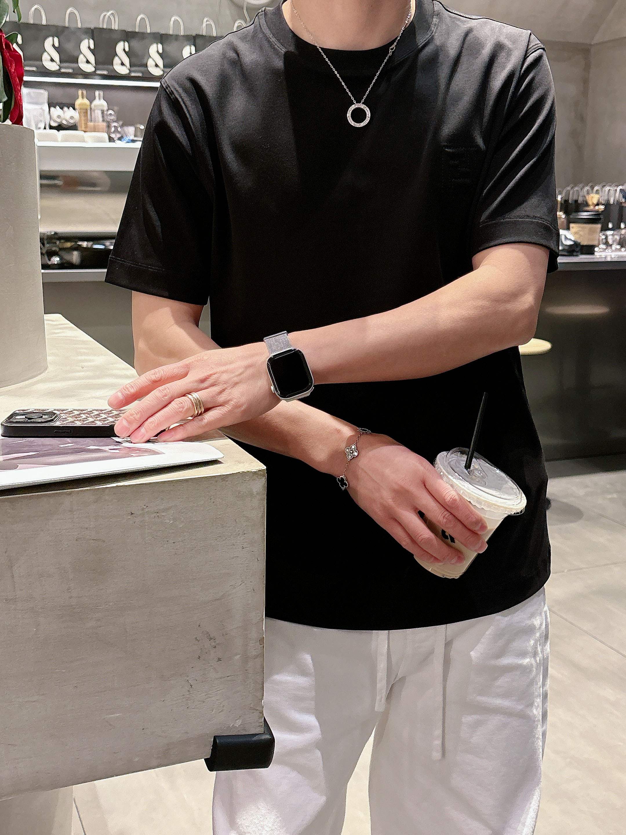 【 芬迪 2026春夏 · 高阶定制T恤】🔹 核心面料：秘鲁进口匹马棉 × 顶级丝光工艺🔹 核心体感：蚕