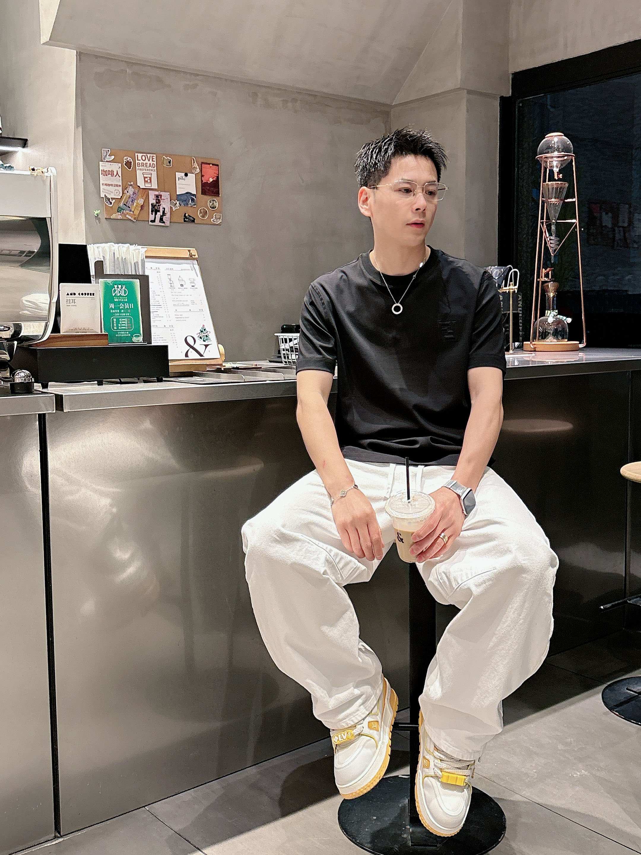 【 芬迪 2026春夏 · 高阶定制T恤】🔹 核心面料：秘鲁进口匹马棉 × 顶级丝光工艺🔹 核心体感：蚕