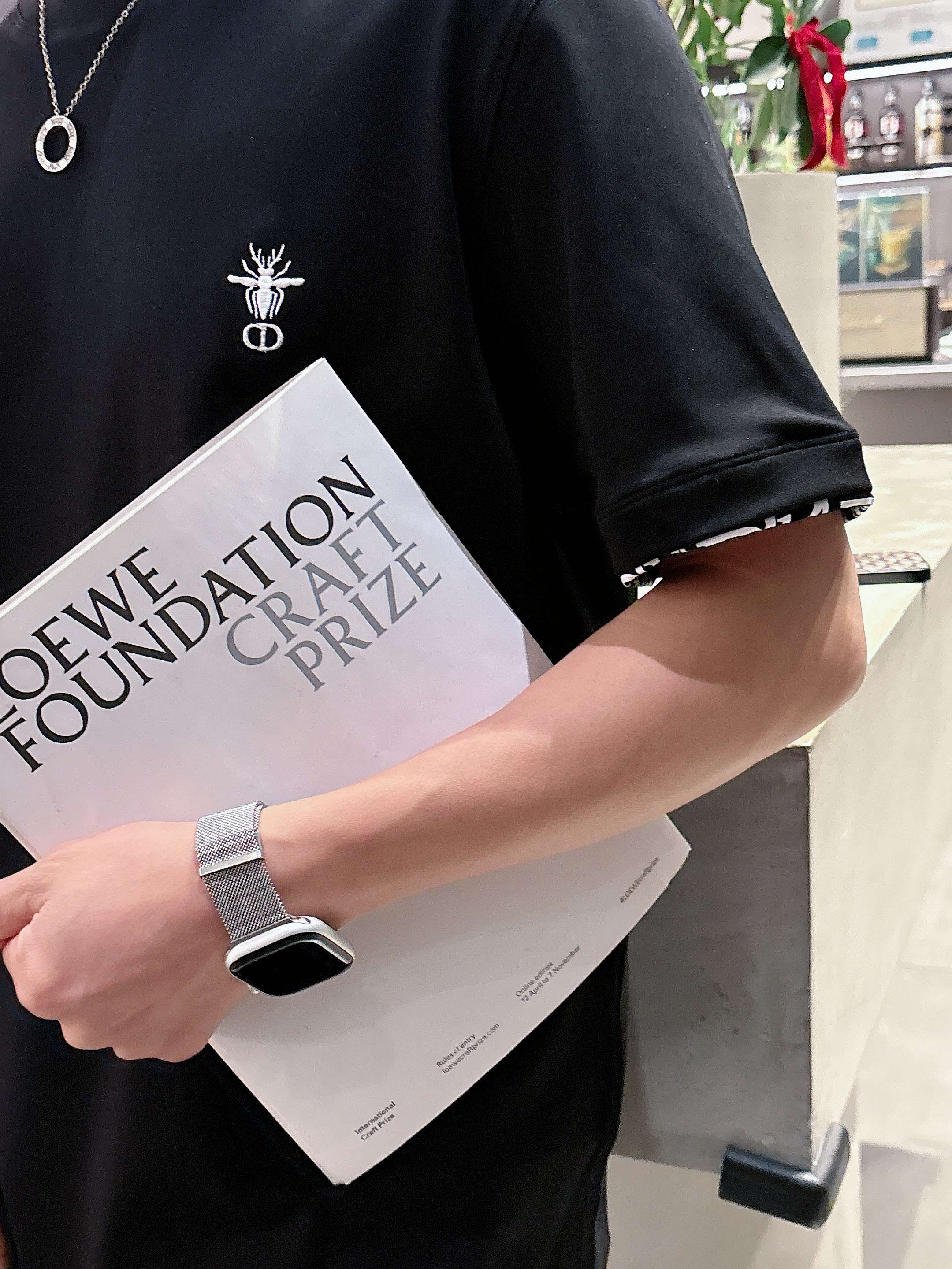 【 迪奥 2026春夏 · 高阶定制T恤】🔹 核心面料：秘鲁进口匹马棉 × 顶级丝光工艺🔹 核心体感：蚕