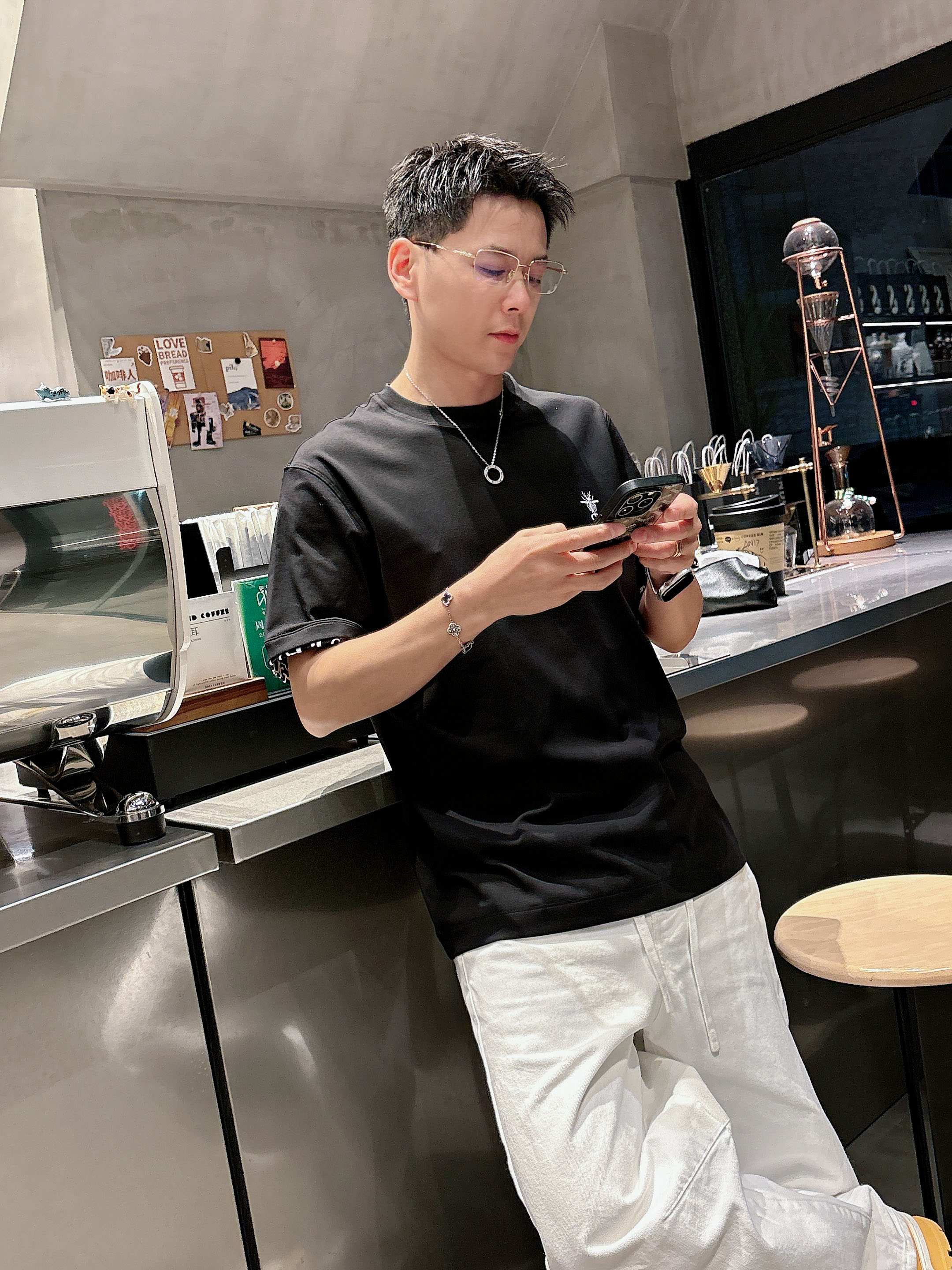 【 迪奥 2026春夏 · 高阶定制T恤】🔹 核心面料：秘鲁进口匹马棉 × 顶级丝光工艺🔹 核心体感：蚕