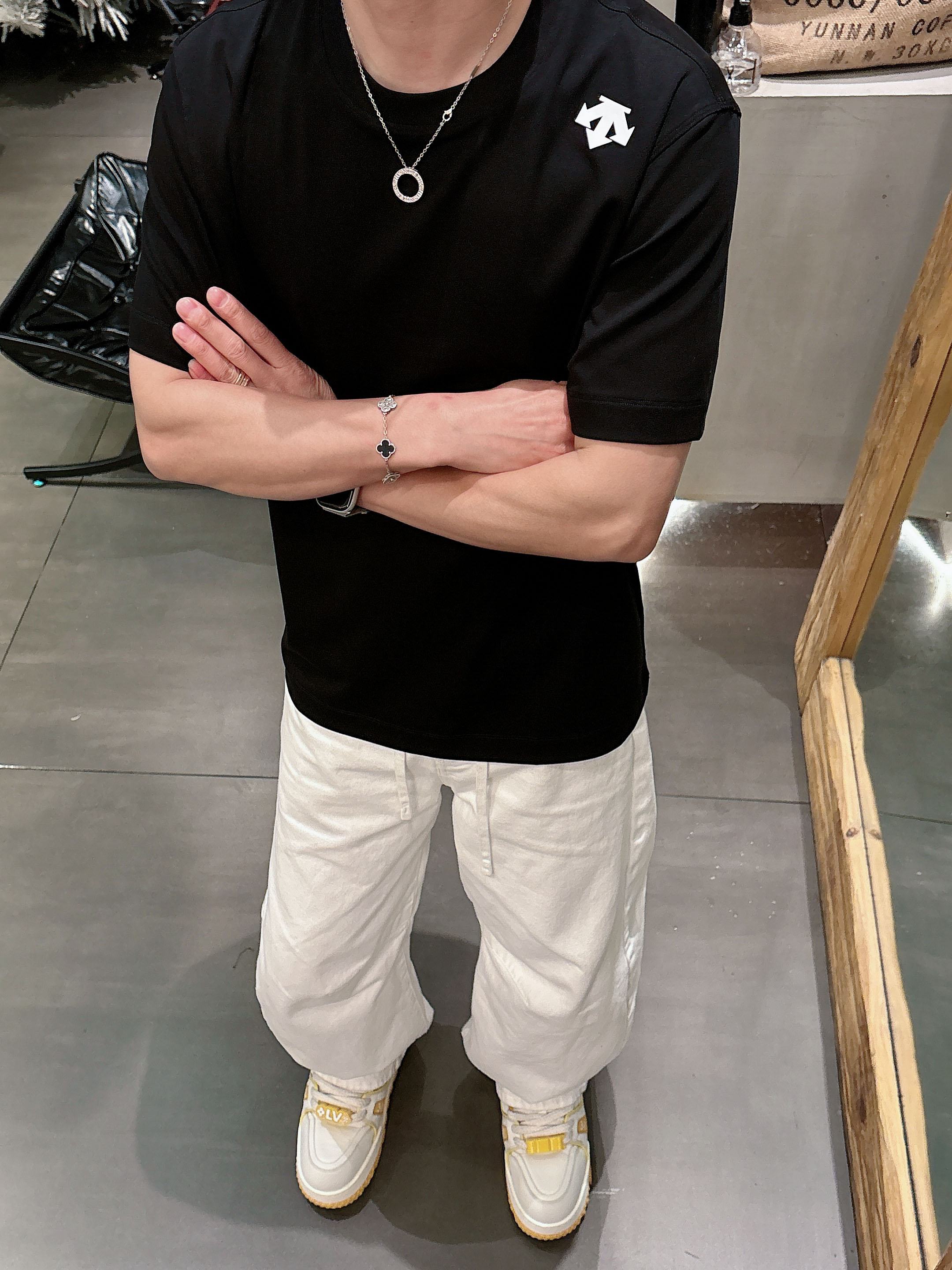 【 迪桑特 2026春夏 · 高阶定制T恤】🔹 核心面料：秘鲁进口匹马棉 × 顶级丝光工艺🔹 核心体感：