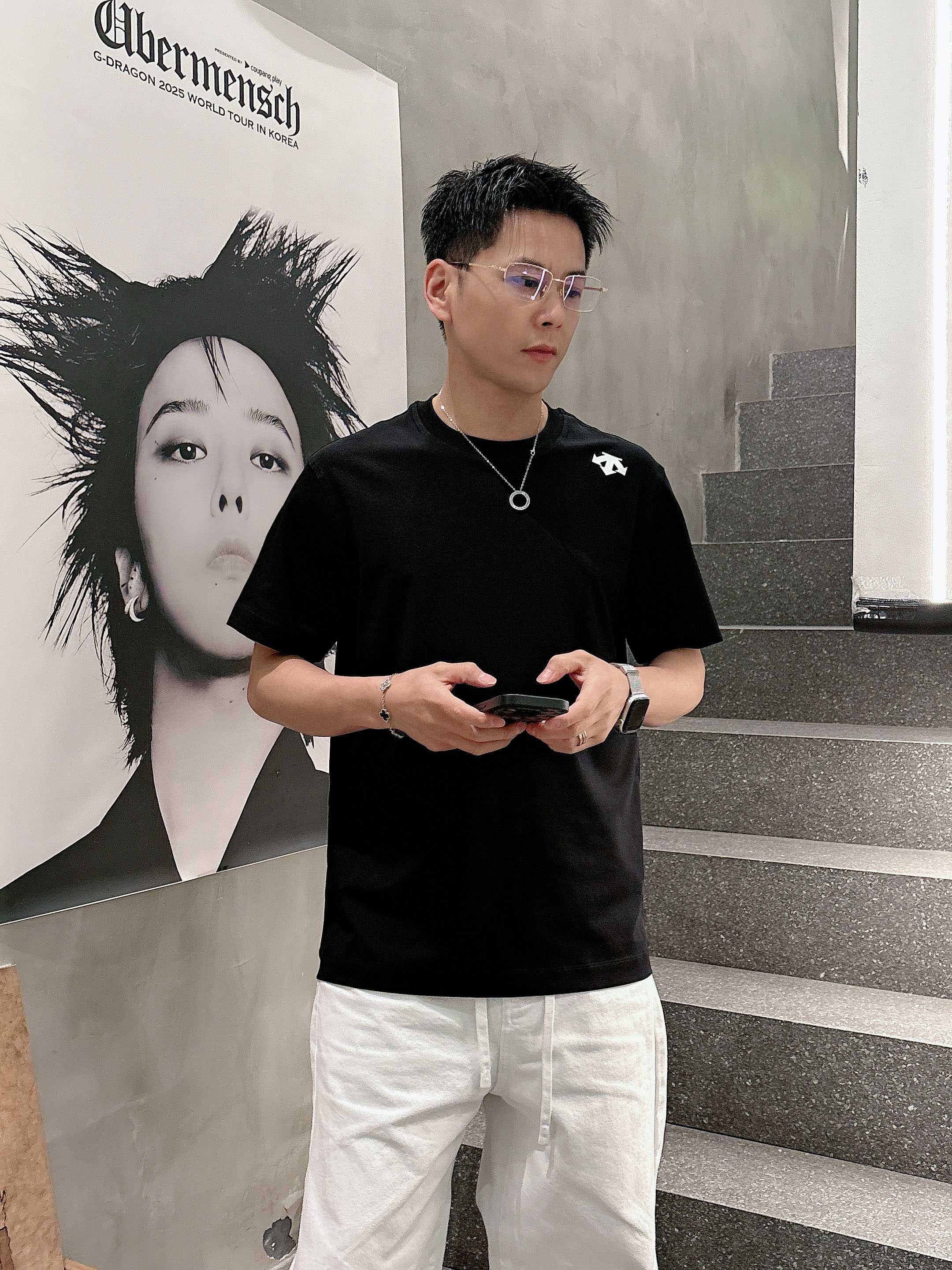 NO:746395,[Descente 2026 Spring and Summer · High-end Customized T-shirts] The core fabric is Pima cotton imported from Peru × top-level mercerization technology. The core body feels silky smooth, excellent breathability and not stuffy. The core technology is heavy industry three-dimensional logo, counter-level precision stitching. The core version is crisp and neat, modifying the figure. Black and white two-color | M-3XL full size coverage AAA1, tees, t-shirt,19860909【 迪桑特 2026春夏 · 高阶定制T恤】 核心面料秘鲁进口匹马棉 × 顶级丝光工艺 核心体感蚕丝般柔滑,卓越透气不闷热 核心工艺重工立体Logo,专柜级精密车线 核心版型挺括利落,修饰身材 黑 白 双色 | M-3XL全码覆盖 AAA1,,tees，t-shirt,,Men's clothing