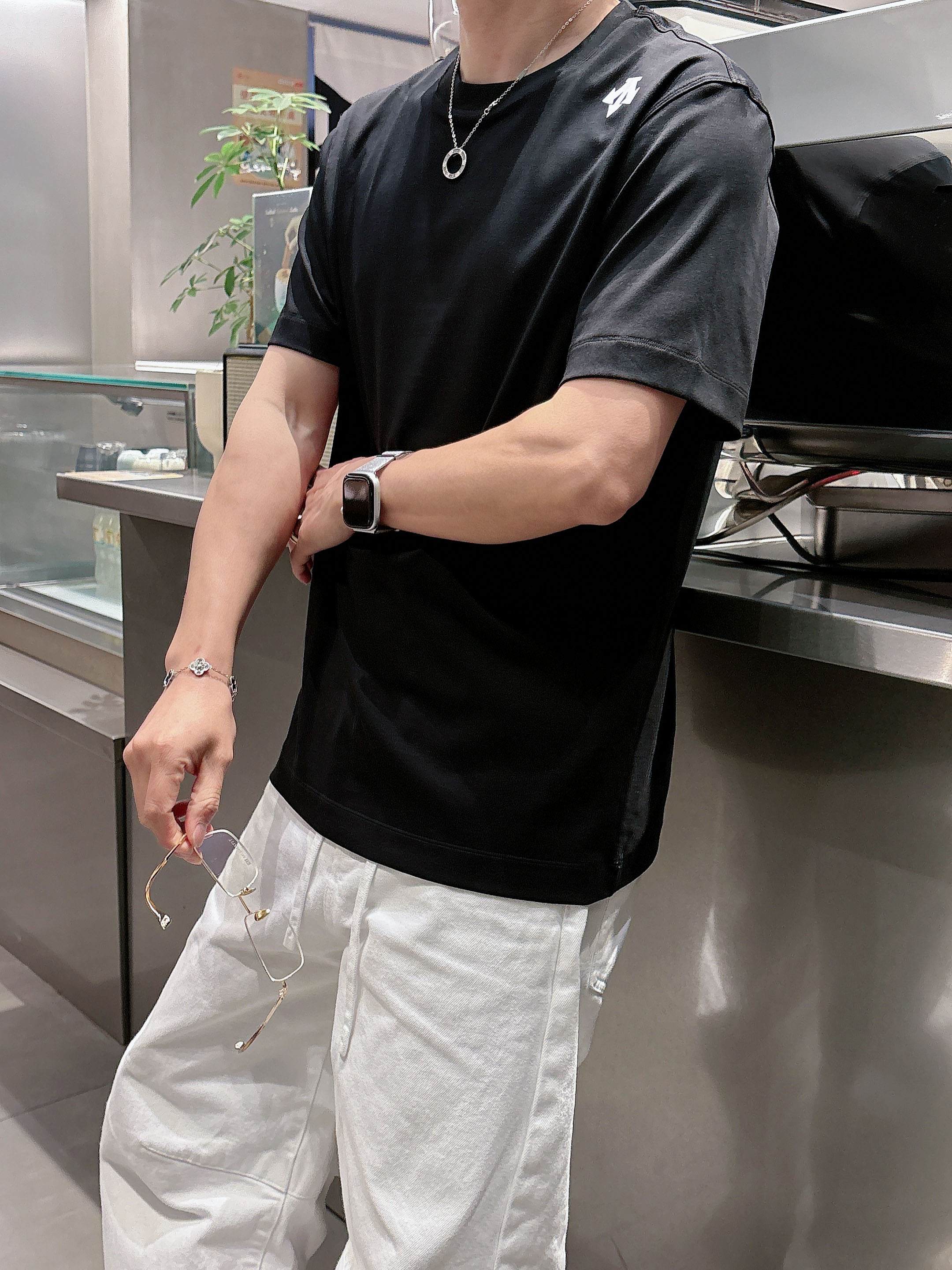【 迪桑特 2026春夏 · 高阶定制T恤】🔹 核心面料：秘鲁进口匹马棉 × 顶级丝光工艺🔹 核心体感：