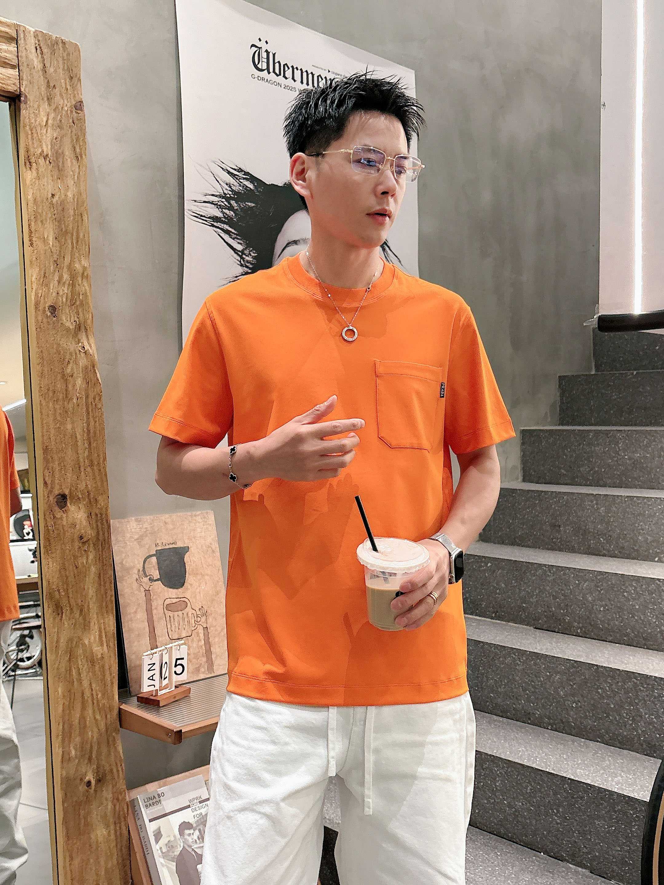 【 普拉达 2026春夏 · 高阶定制T恤】🔹 核心面料：秘鲁进口匹马棉 × 顶级丝光工艺🔹 核心体感：