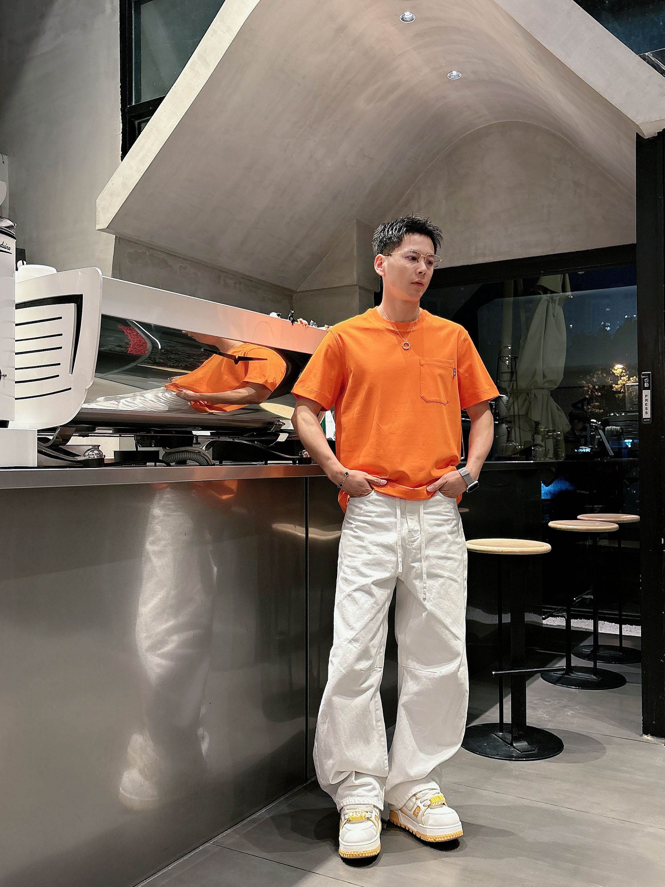 【 普拉达 2026春夏 · 高阶定制T恤】🔹 核心面料：秘鲁进口匹马棉 × 顶级丝光工艺🔹 核心体感：
