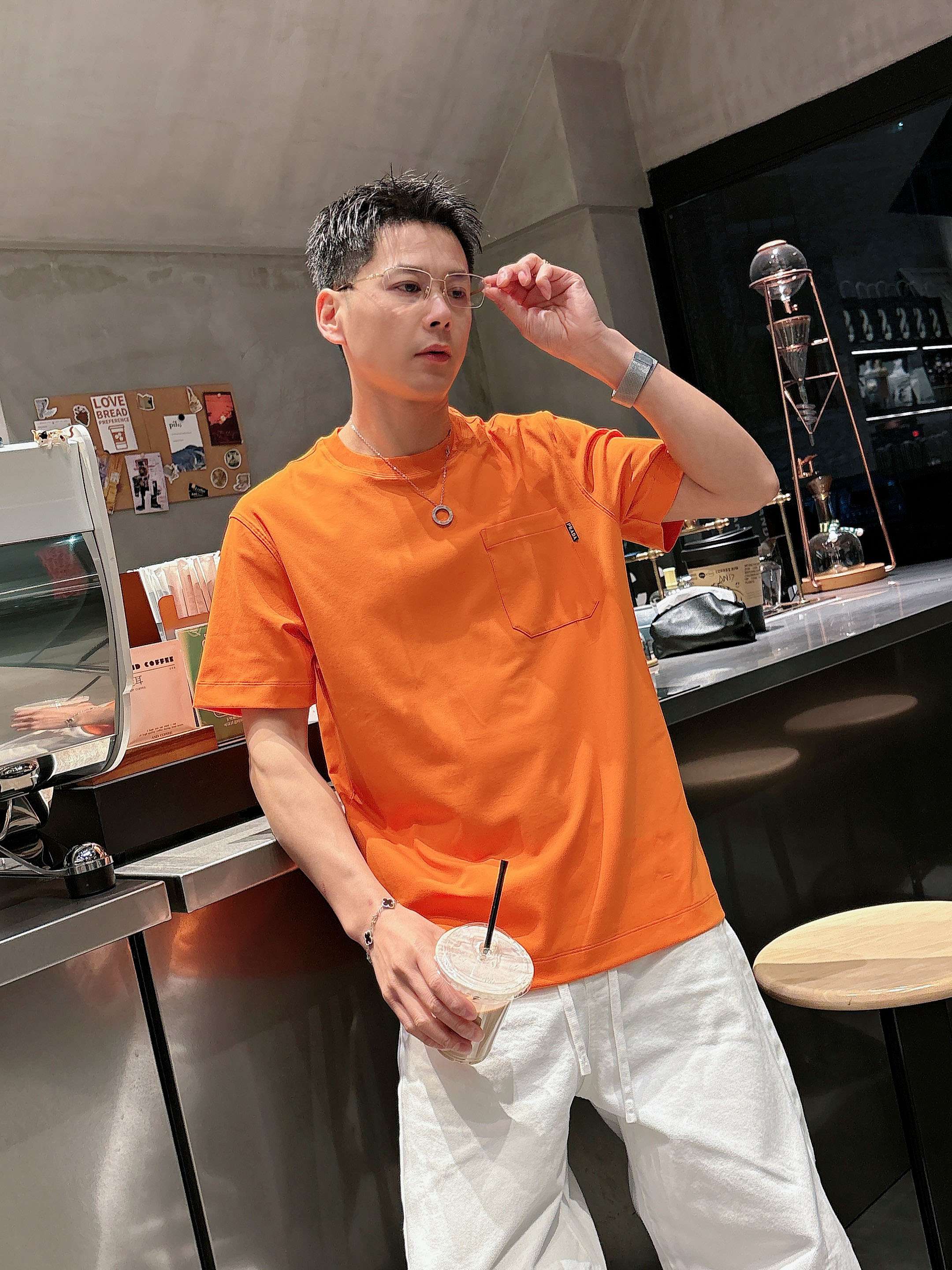 【 普拉达 2026春夏 · 高阶定制T恤】🔹 核心面料：秘鲁进口匹马棉 × 顶级丝光工艺🔹 核心体感：