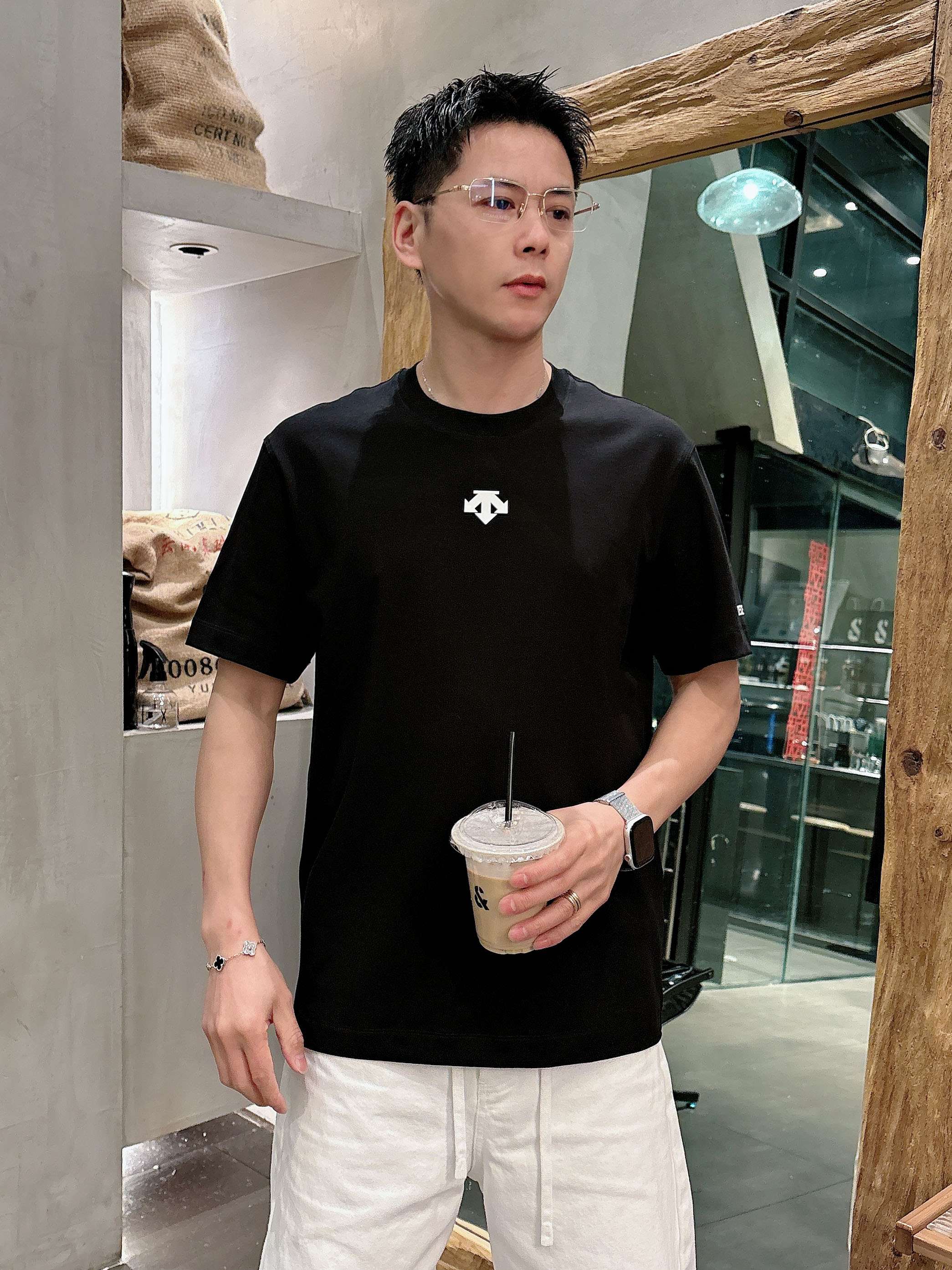 NO:746418,[Descente 2026 Spring and Summer · High-end Customized T-shirts] The core fabric is Pima cotton imported from Peru × top-level mercerization technology. The core body feels silky smooth, excellent breathability and not stuffy. The core technology is heavy industry three-dimensional logo, counter-level precision stitching. The core version is crisp and neat, modifying the figure. Black and white two-color | M-3XL full size coverage AAA1, tees, t-shirt,19860909【 迪桑特 2026春夏 · 高阶定制T恤】 核心面料秘鲁进口匹马棉 × 顶级丝光工艺 核心体感蚕丝般柔滑,卓越透气不闷热 核心工艺重工立体Logo,专柜级精密车线 核心版型挺括利落,修饰身材 黑 白 双色 | M-3XL全码覆盖 AAA1,,tees，t-shirt,,Men's clothing