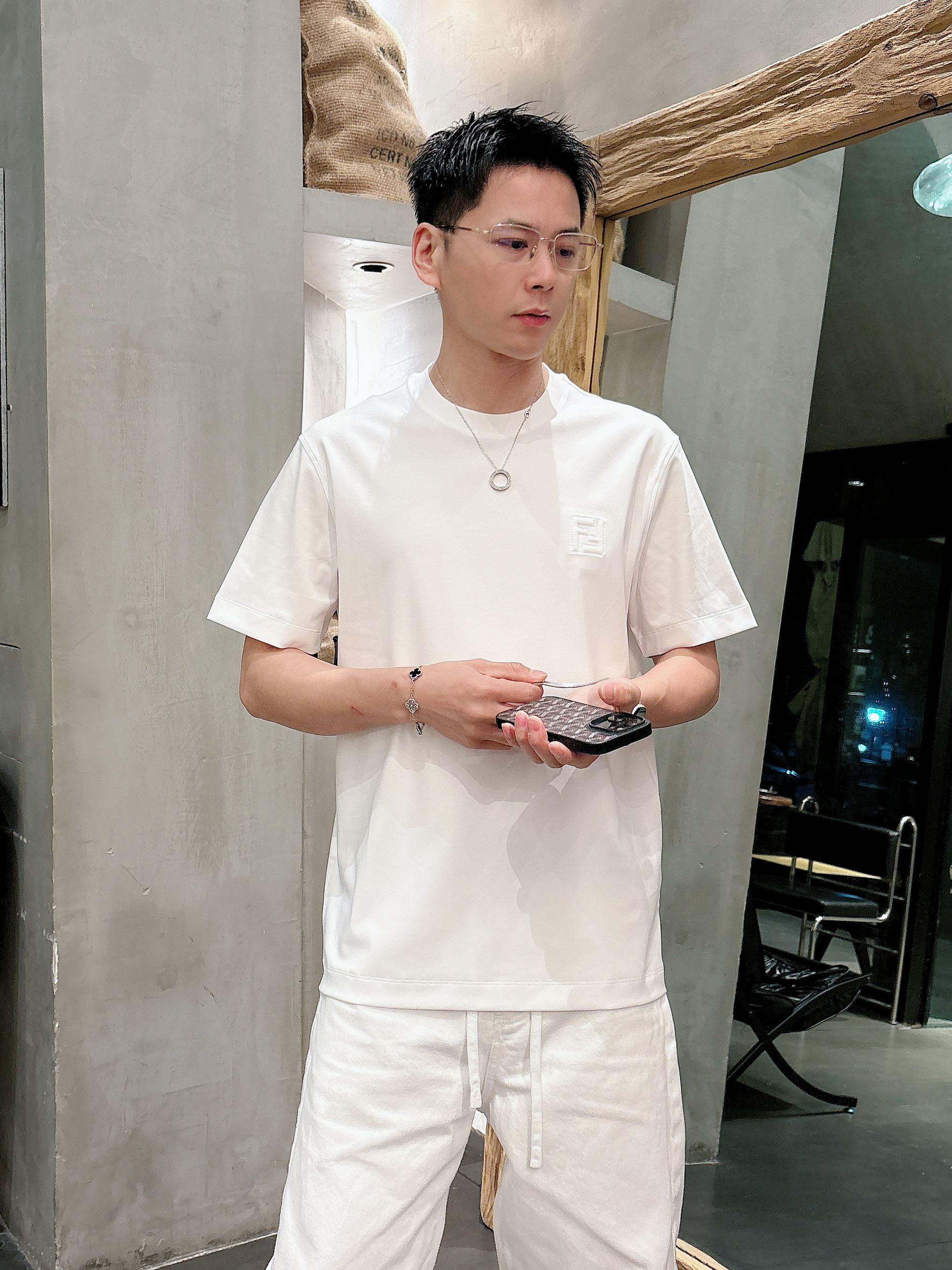【 芬迪 2026春夏 · 高阶定制T恤】🔹 核心面料：秘鲁进口匹马棉 × 顶级丝光工艺🔹 核心体感：蚕