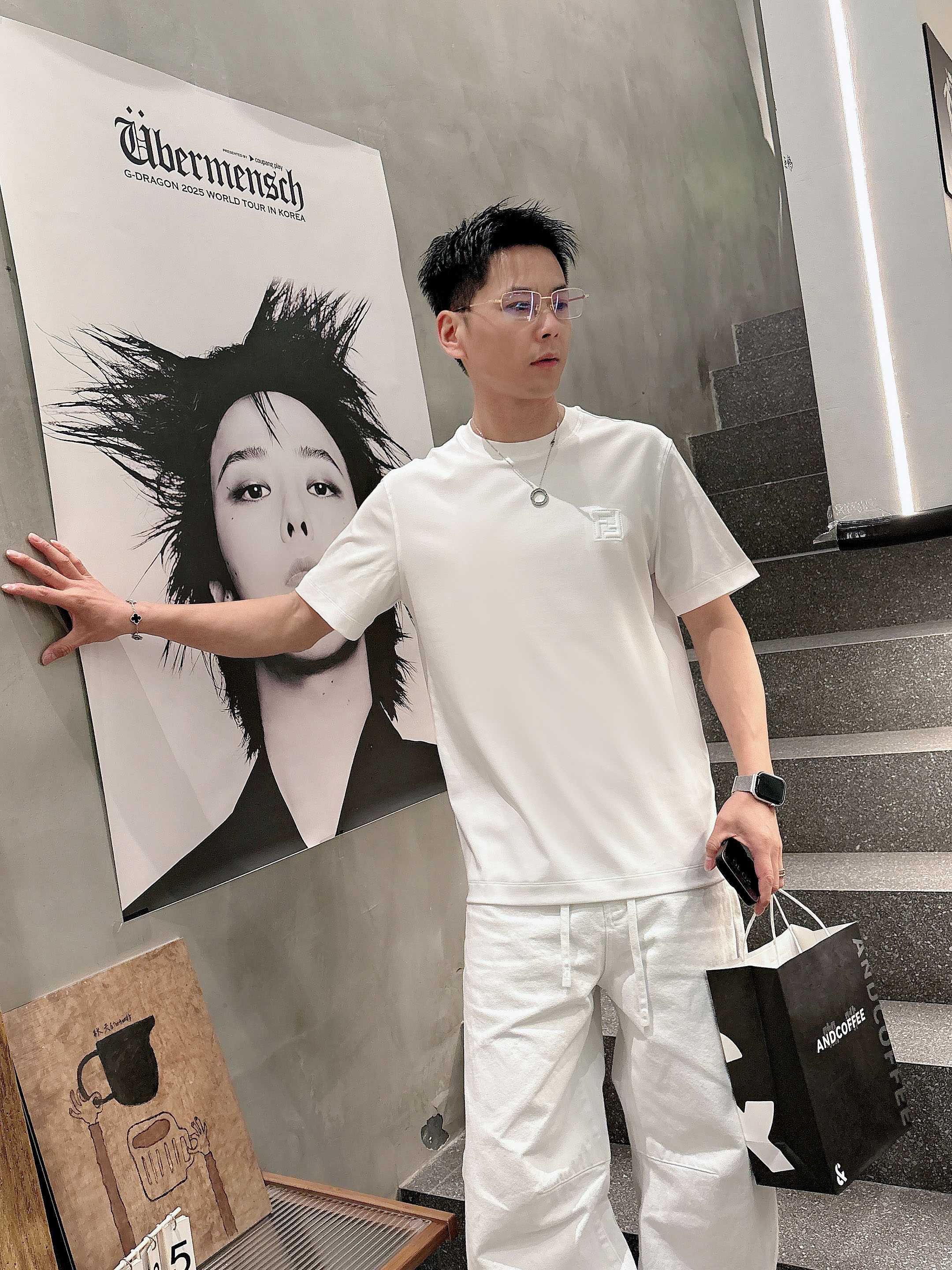 【 芬迪 2026春夏 · 高阶定制T恤】🔹 核心面料：秘鲁进口匹马棉 × 顶级丝光工艺🔹 核心体感：蚕