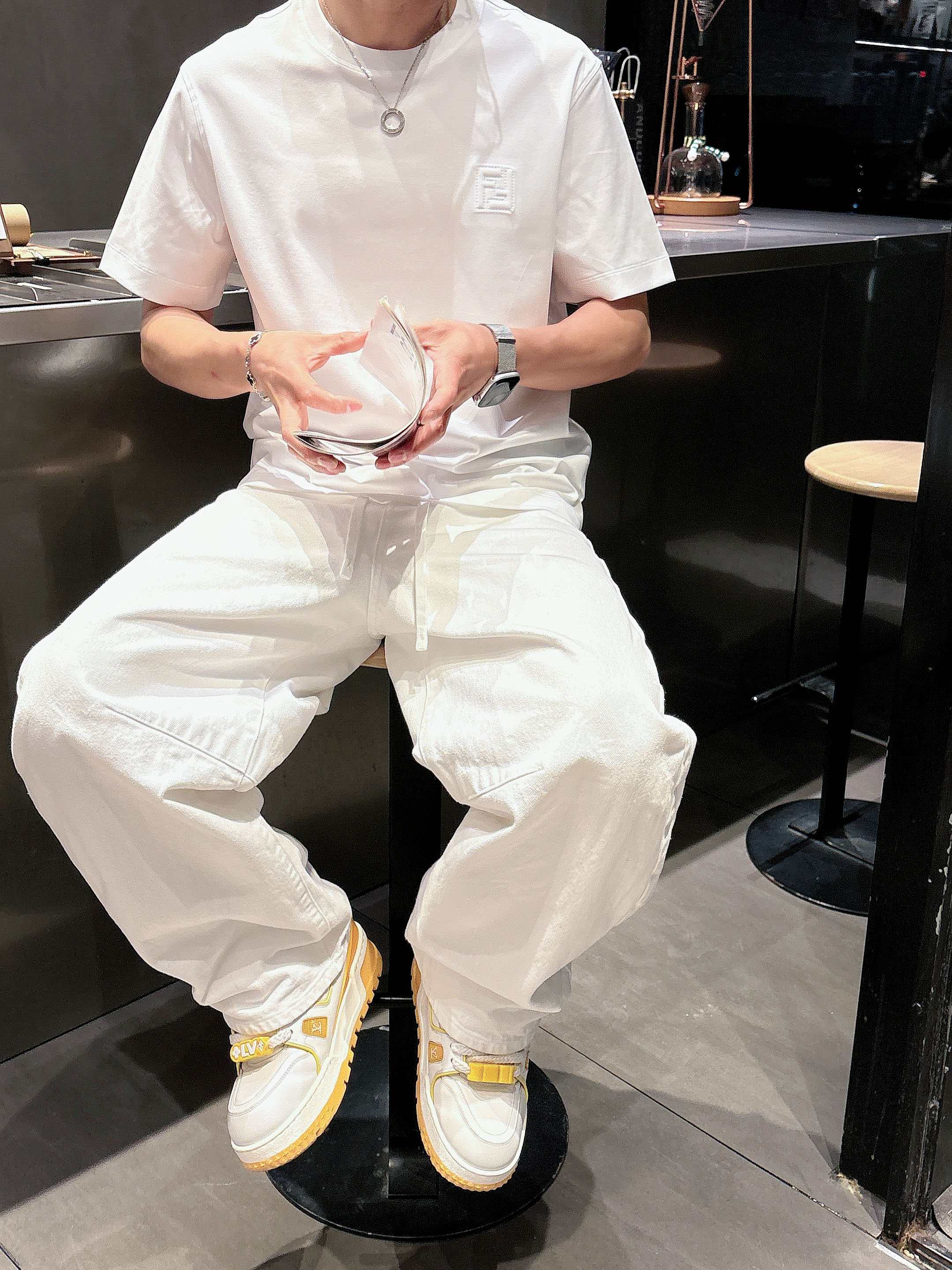 【 芬迪 2026春夏 · 高阶定制T恤】🔹 核心面料：秘鲁进口匹马棉 × 顶级丝光工艺🔹 核心体感：蚕