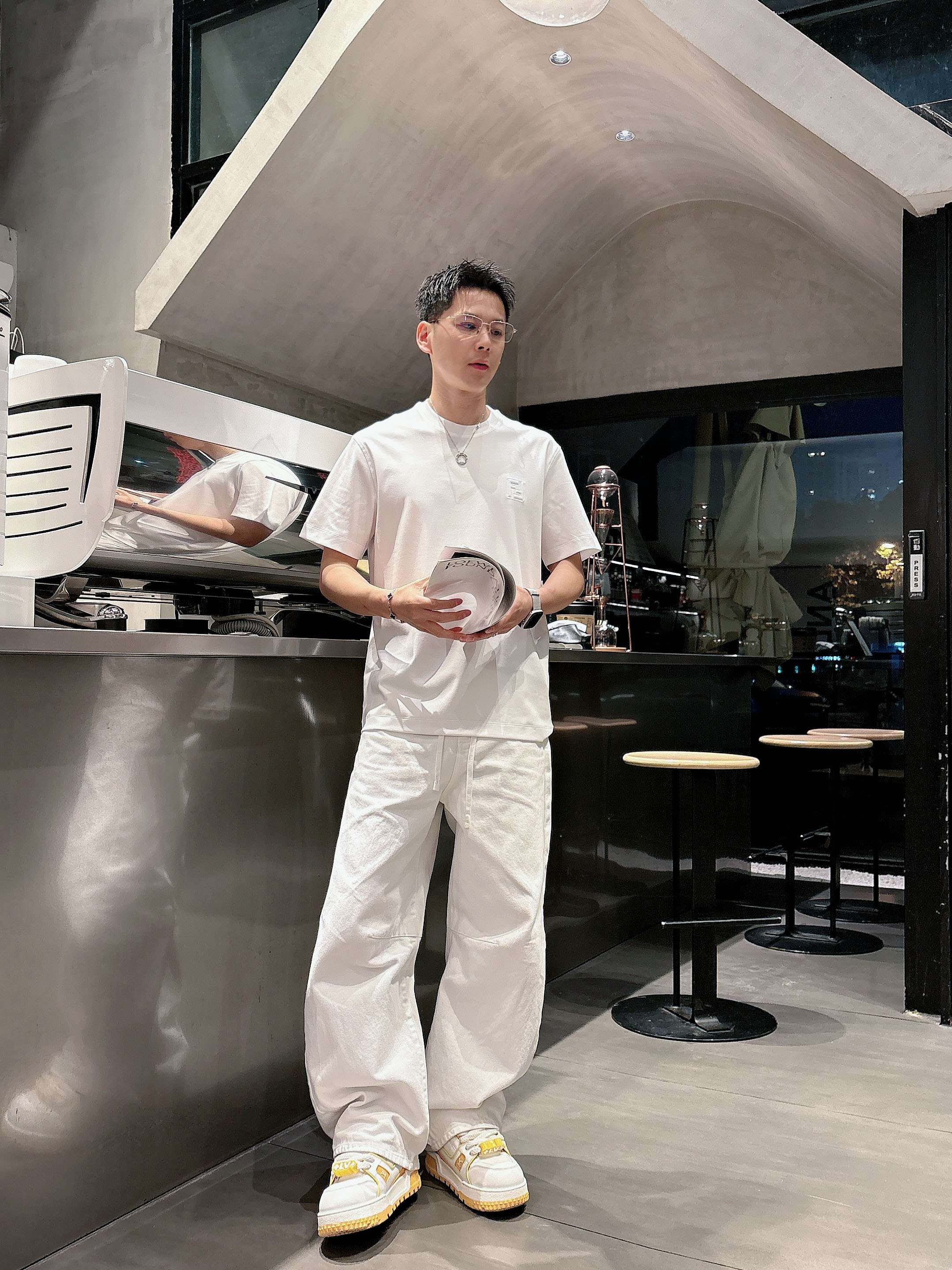 【 芬迪 2026春夏 · 高阶定制T恤】🔹 核心面料：秘鲁进口匹马棉 × 顶级丝光工艺🔹 核心体感：蚕