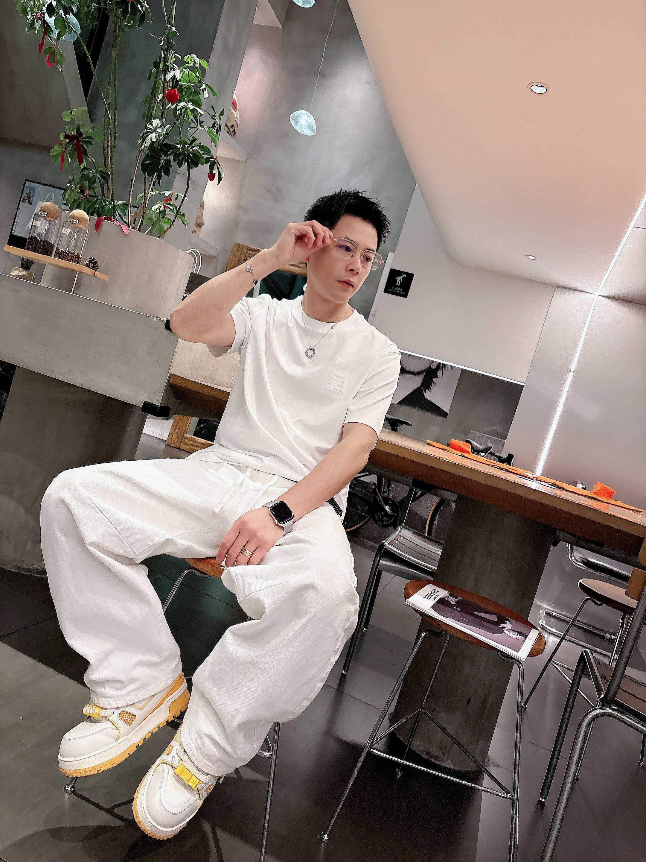 【 芬迪 2026春夏 · 高阶定制T恤】🔹 核心面料：秘鲁进口匹马棉 × 顶级丝光工艺🔹 核心体感：蚕