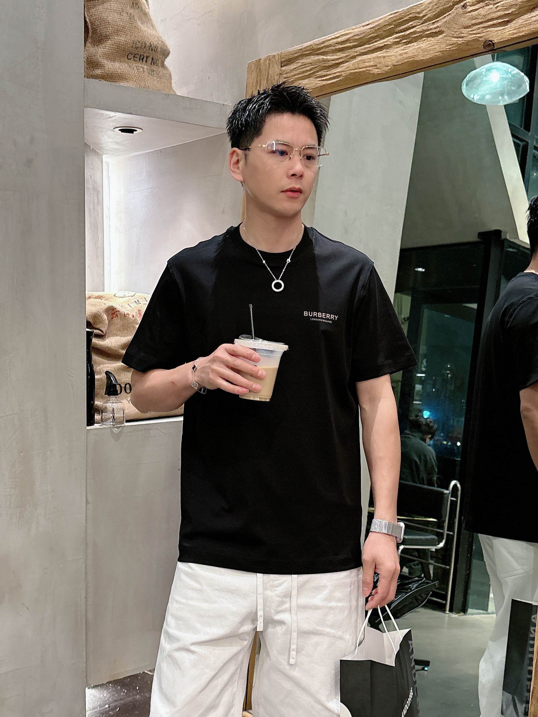 NO:746421,[Burberry 2026 Spring and Summer · High-end Customized T-shirts] The core fabric is Pima cotton imported from Peru × top-level mercerization technology. The core body feels silky smooth, excellent breathability and not stuffy. The core technology is heavy industry three-dimensional logo, counter-level precision stitching. The core version is crisp and neat, modifying the figure. Black and white two-color | M-3XL full size coverage AAA1, burberry, tees, t-shirt,19860909【 巴宝莉 2026春夏 · 高阶定制T恤】 核心面料秘鲁进口匹马棉 × 顶级丝光工艺 核心体感蚕丝般柔滑,卓越透气不闷热 核心工艺重工立体Logo,专柜级精密车线 核心版型挺括利落,修饰身材 黑 白 双色 | M-3XL全码覆盖 AAA1,,burberry,tees，t-shirt,,Men's clothing