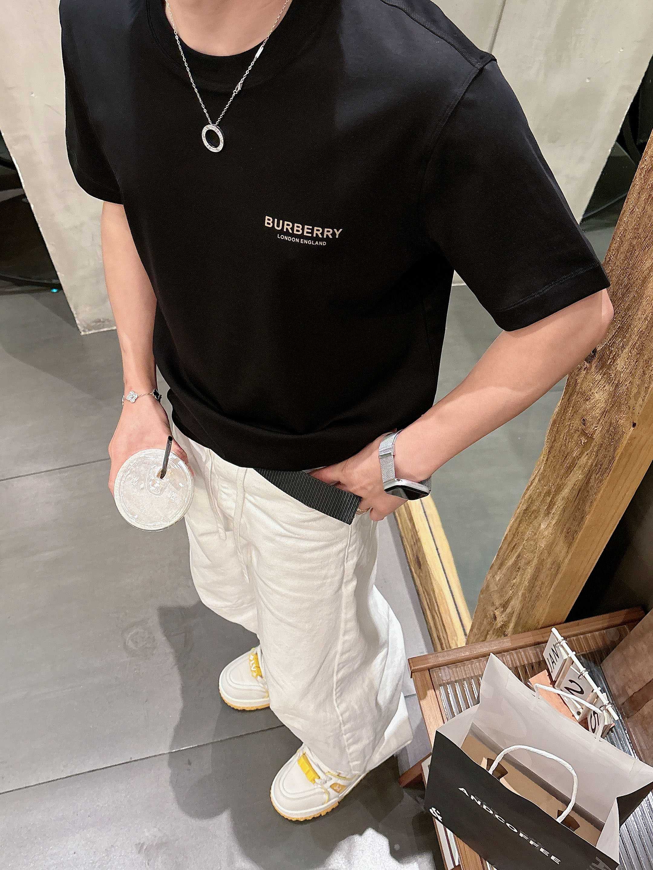【 巴宝莉 2026春夏 · 高阶定制T恤】🔹 核心面料：秘鲁进口匹马棉 × 顶级丝光工艺🔹 核心体感：