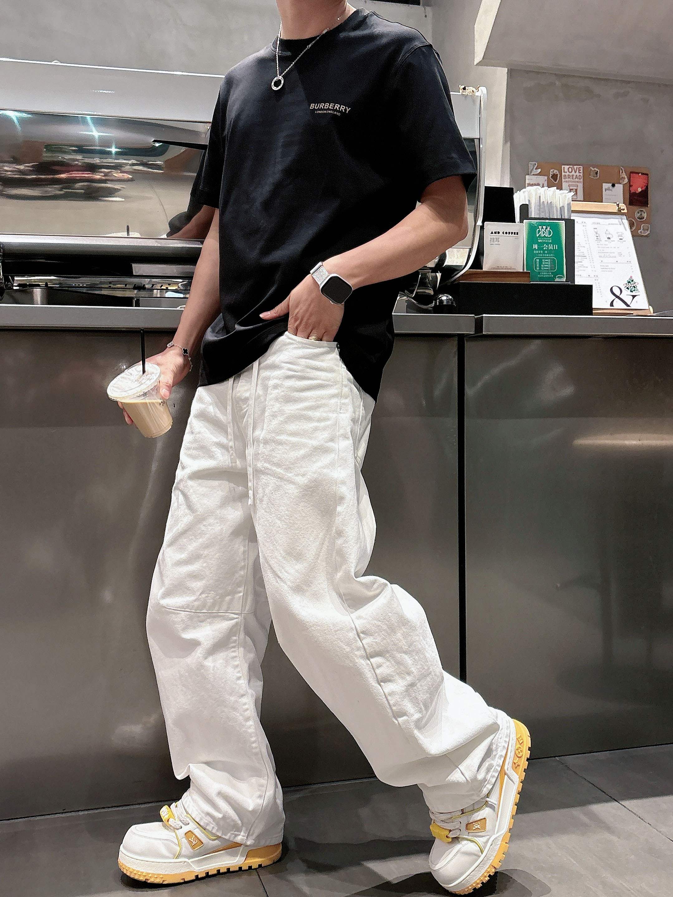 【 巴宝莉 2026春夏 · 高阶定制T恤】🔹 核心面料：秘鲁进口匹马棉 × 顶级丝光工艺🔹 核心体感：