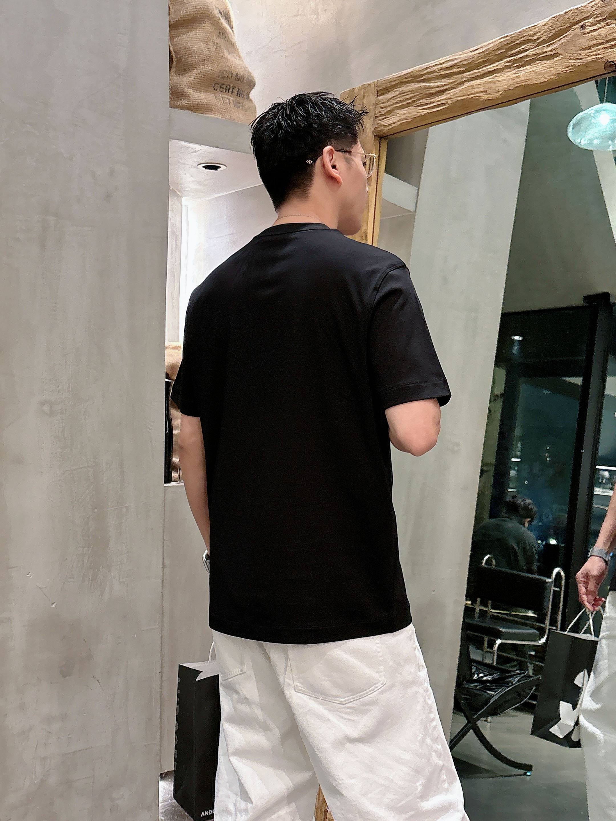 【 巴宝莉 2026春夏 · 高阶定制T恤】🔹 核心面料：秘鲁进口匹马棉 × 顶级丝光工艺🔹 核心体感：
