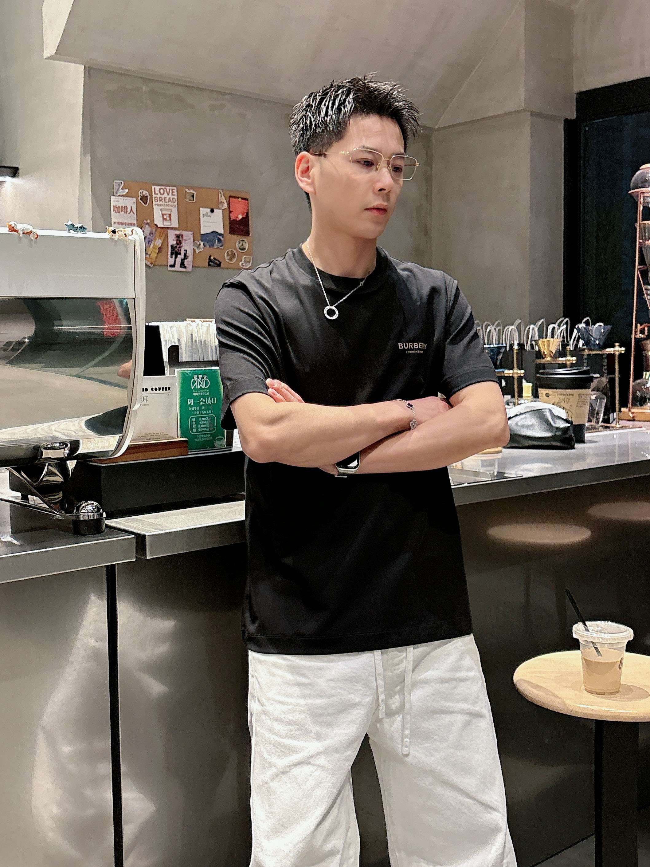 【 巴宝莉 2026春夏 · 高阶定制T恤】🔹 核心面料：秘鲁进口匹马棉 × 顶级丝光工艺🔹 核心体感：