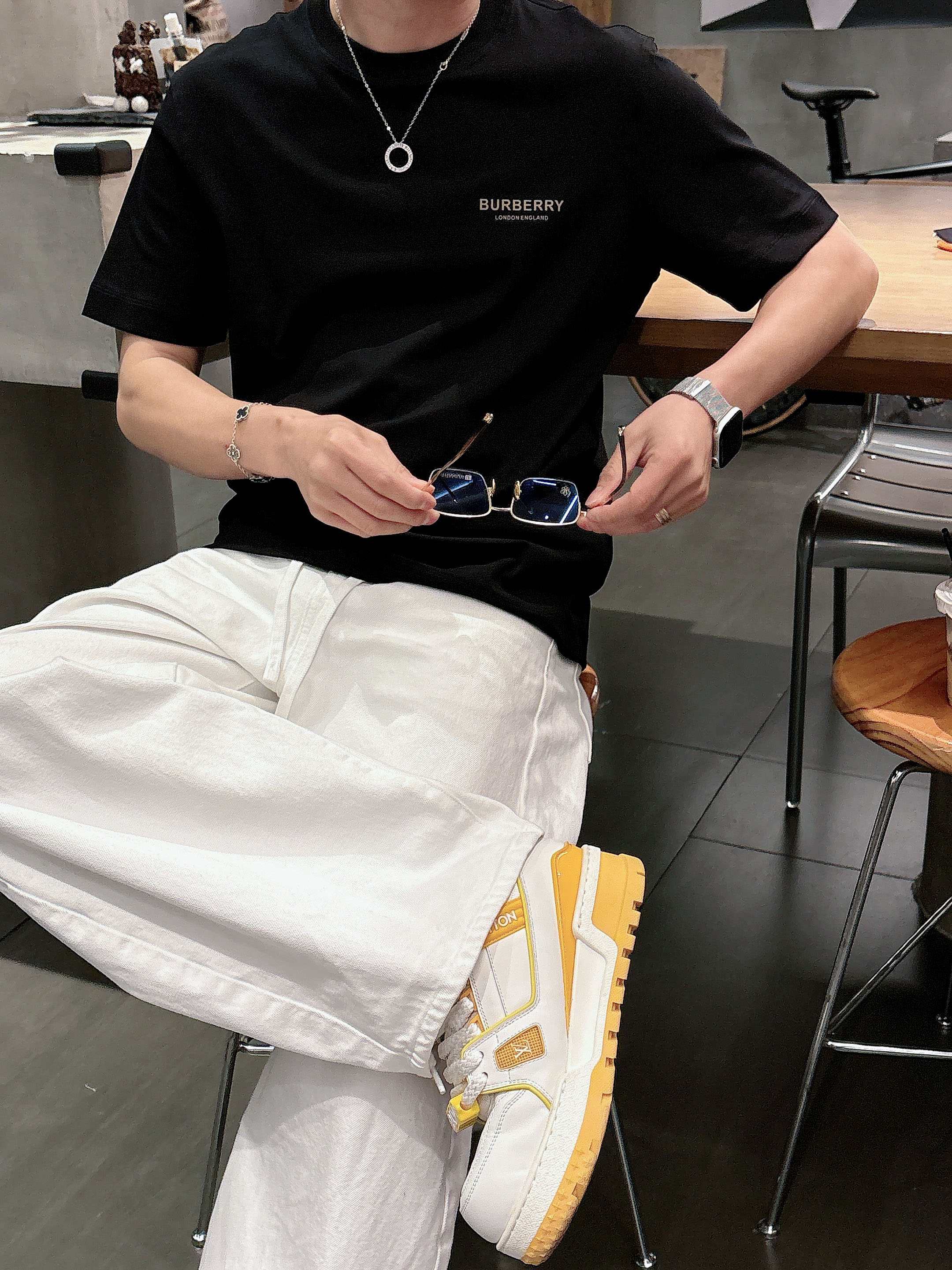 【 巴宝莉 2026春夏 · 高阶定制T恤】🔹 核心面料：秘鲁进口匹马棉 × 顶级丝光工艺🔹 核心体感：