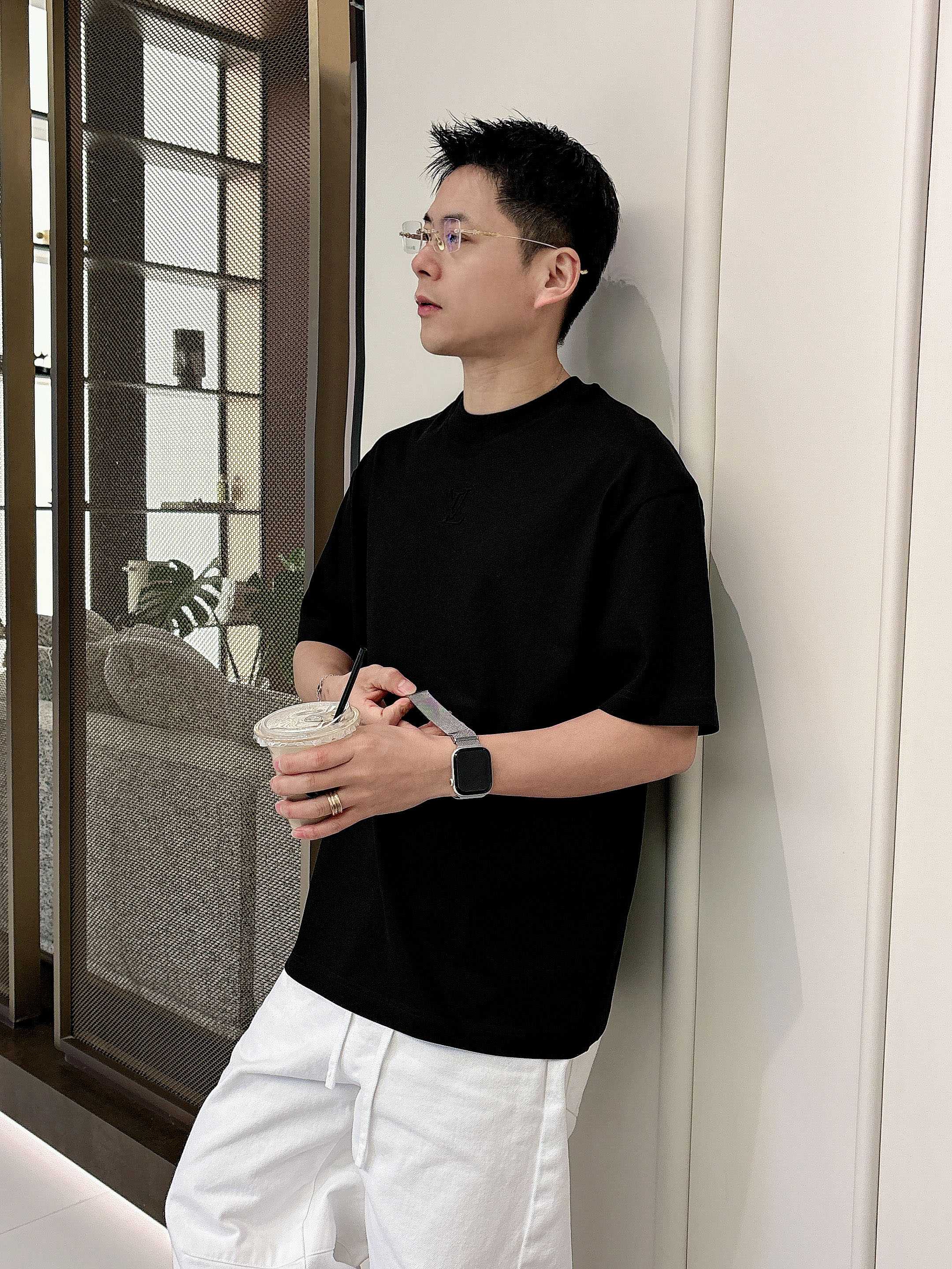 【 LV 2026春夏 · 高阶定制T恤】🔹 核心面料：秘鲁进口匹马棉 × 顶级丝光工艺🔹 核心体感：蚕