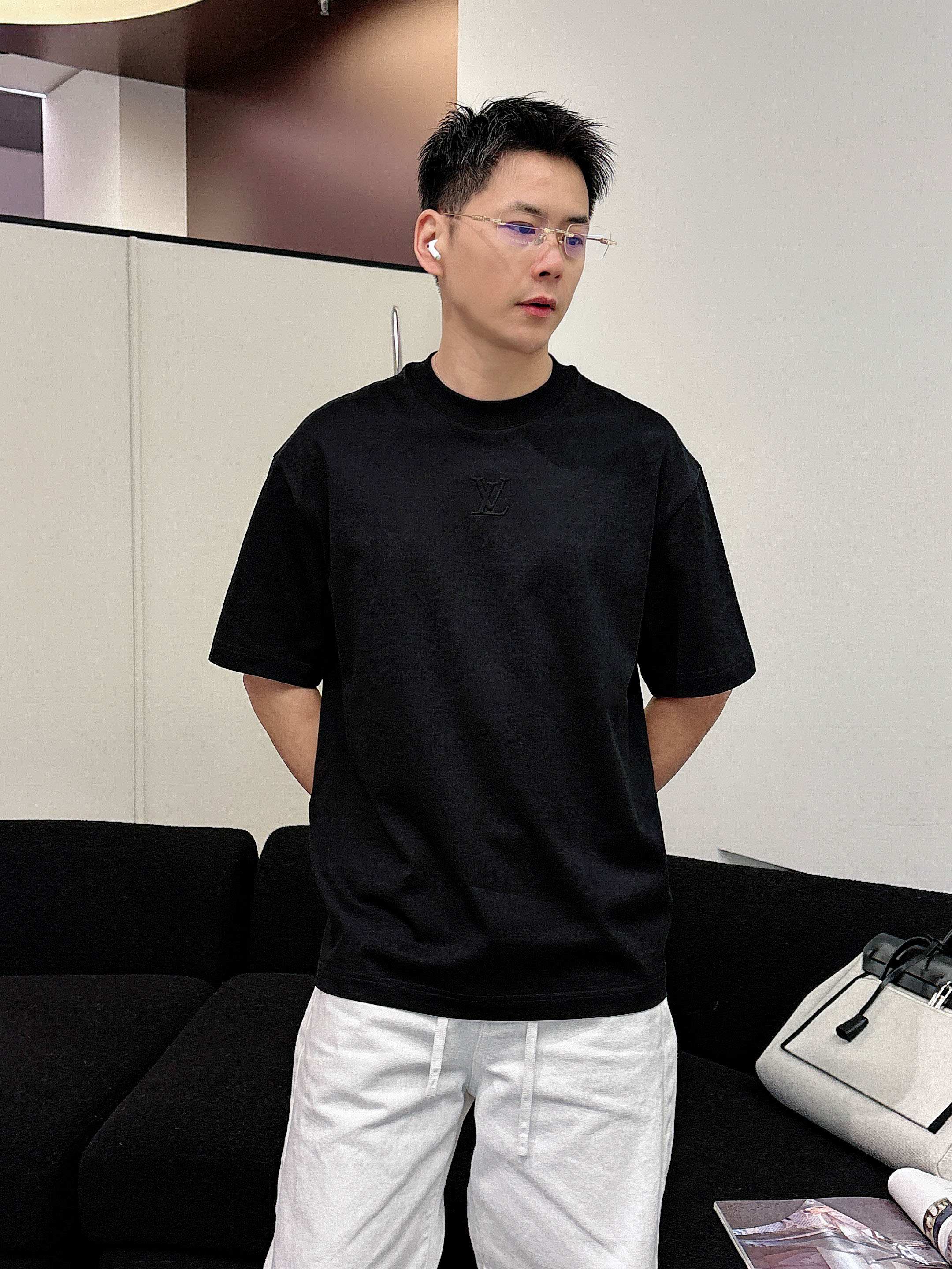 【 LV 2026春夏 · 高阶定制T恤】🔹 核心面料：秘鲁进口匹马棉 × 顶级丝光工艺🔹 核心体感：蚕