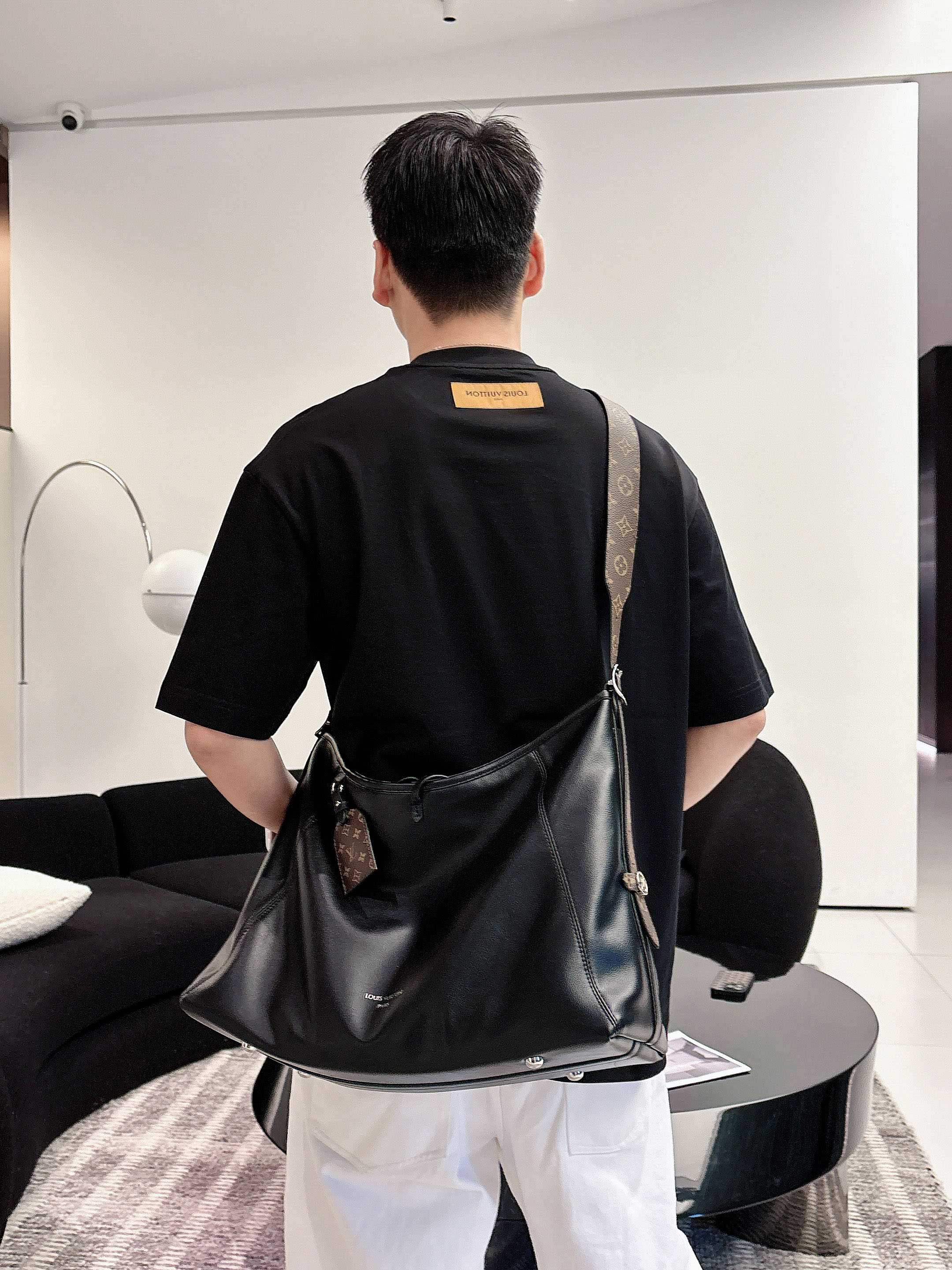【 LV 2026春夏 · 高阶定制T恤】🔹 核心面料：秘鲁进口匹马棉 × 顶级丝光工艺🔹 核心体感：蚕