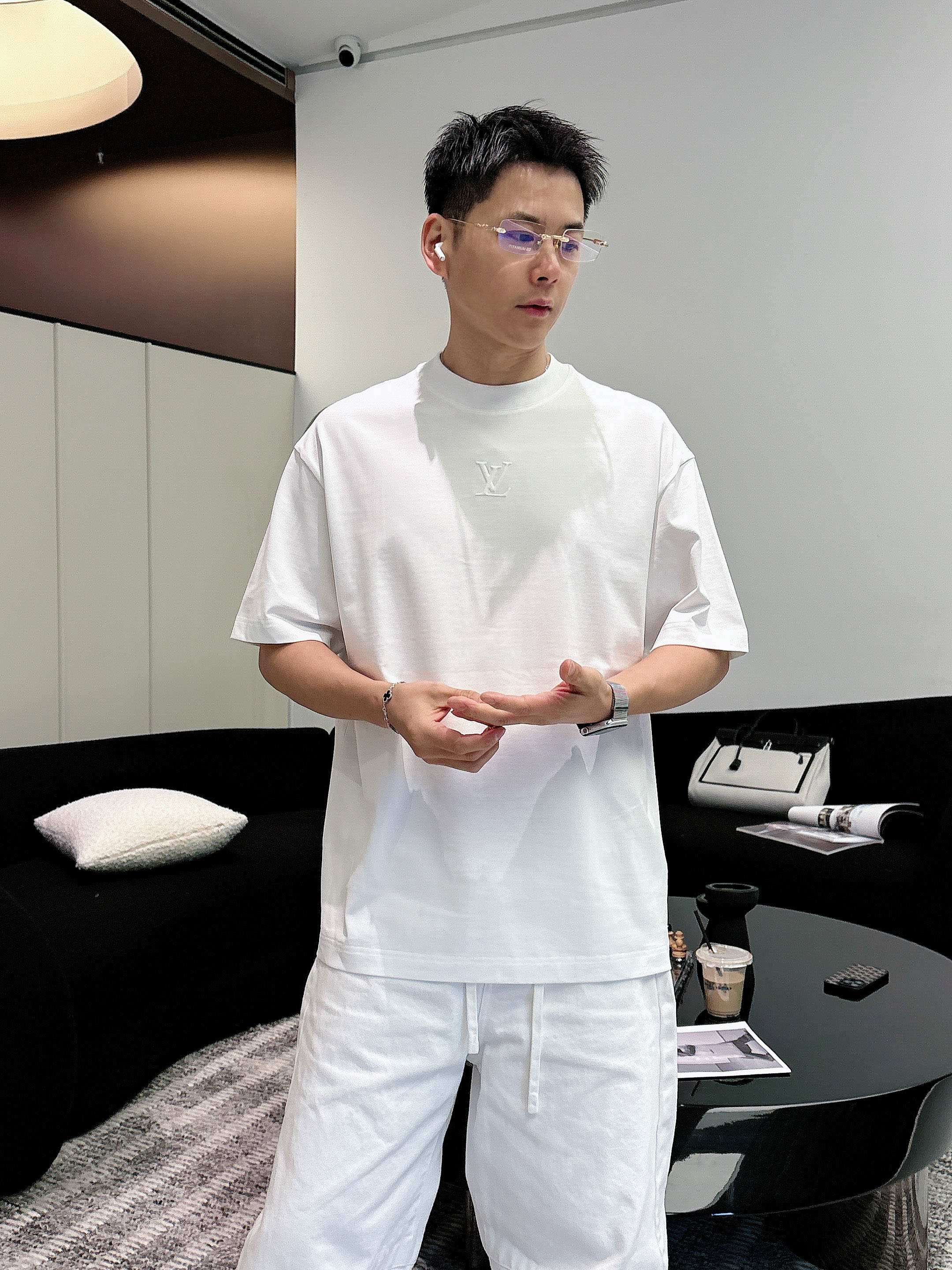 【 LV 2026春夏 · 高阶定制T恤】🔹 核心面料：秘鲁进口匹马棉 × 顶级丝光工艺🔹 核心体感：蚕