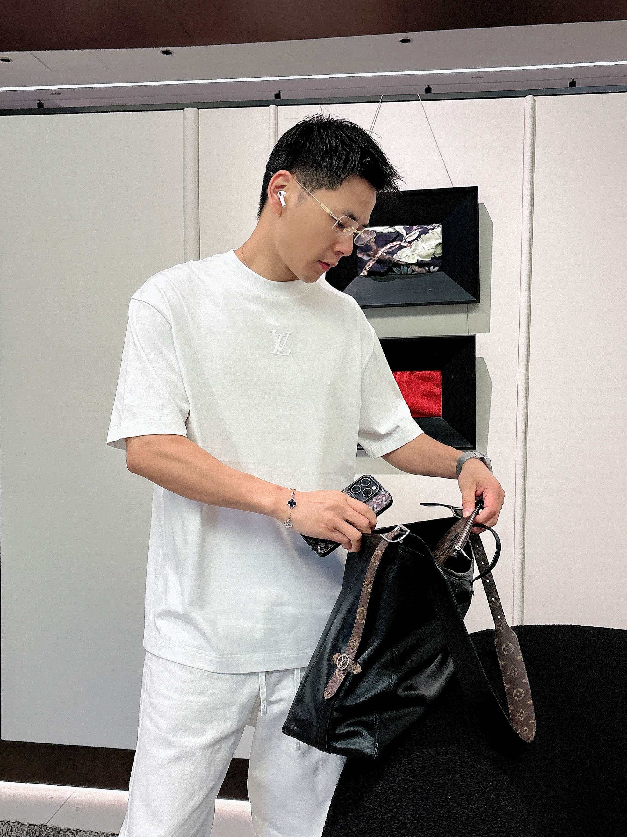 【 LV 2026春夏 · 高阶定制T恤】🔹 核心面料：秘鲁进口匹马棉 × 顶级丝光工艺🔹 核心体感：蚕