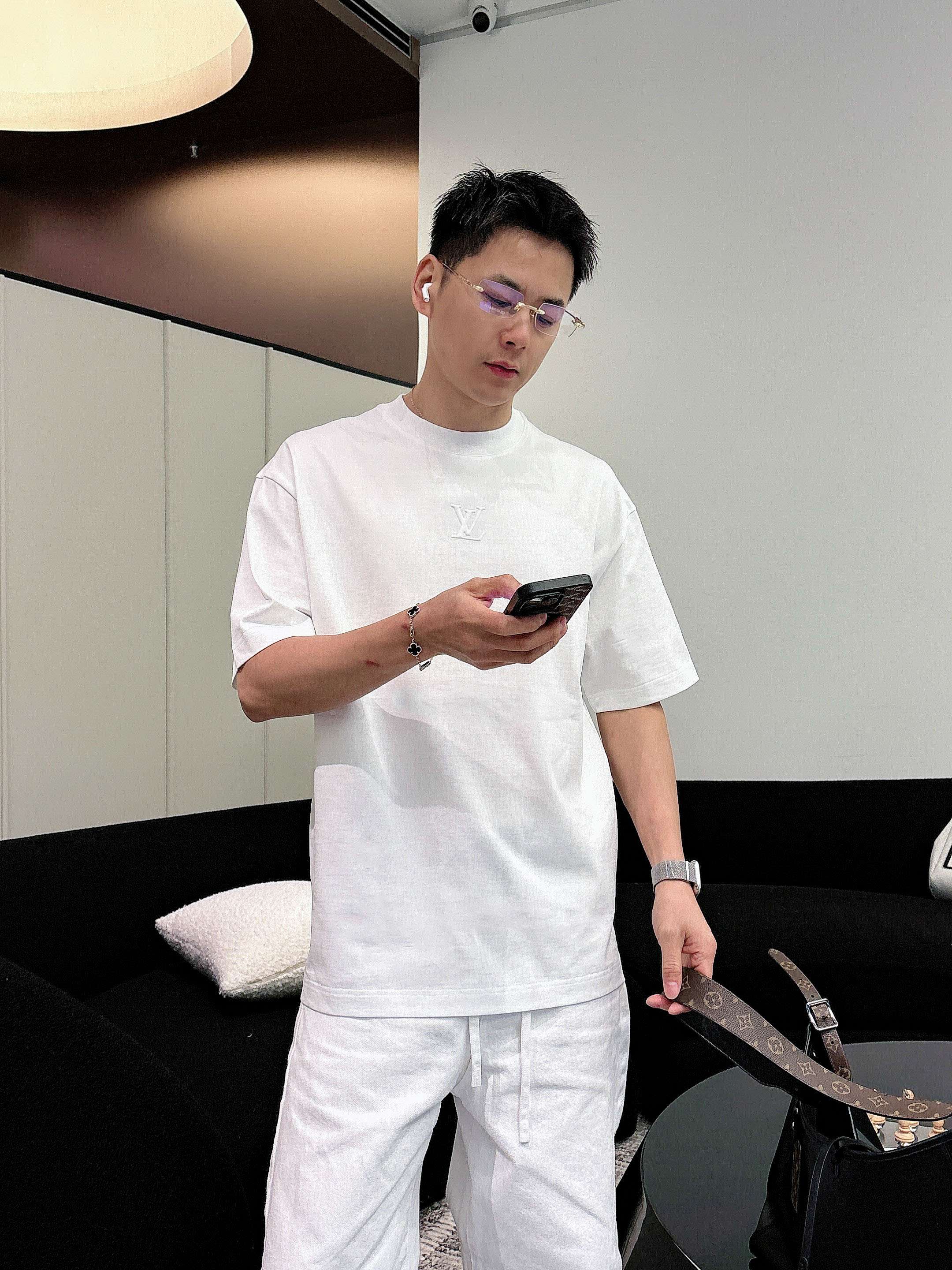 【 LV 2026春夏 · 高阶定制T恤】🔹 核心面料：秘鲁进口匹马棉 × 顶级丝光工艺🔹 核心体感：蚕