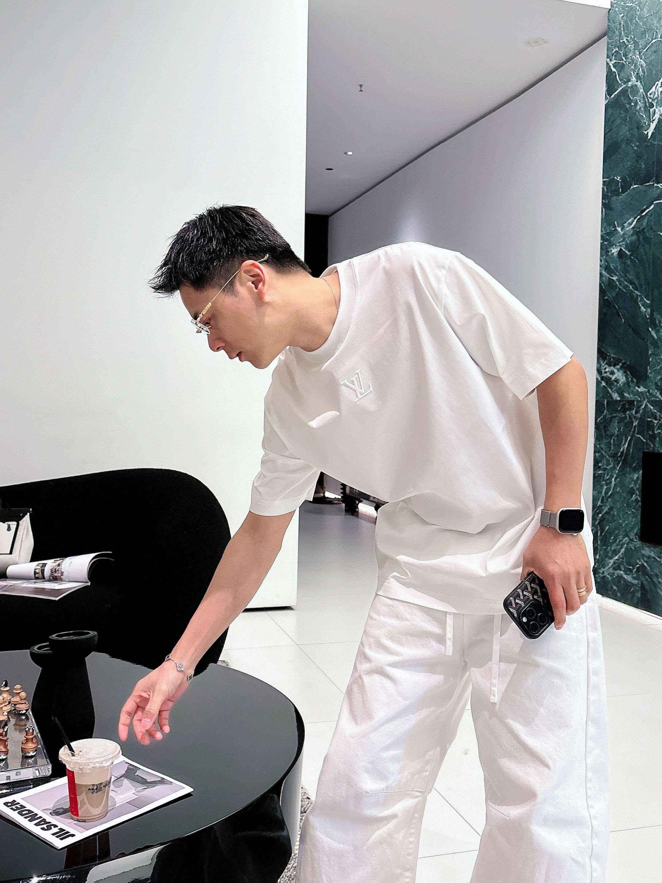 【 LV 2026春夏 · 高阶定制T恤】🔹 核心面料：秘鲁进口匹马棉 × 顶级丝光工艺🔹 核心体感：蚕