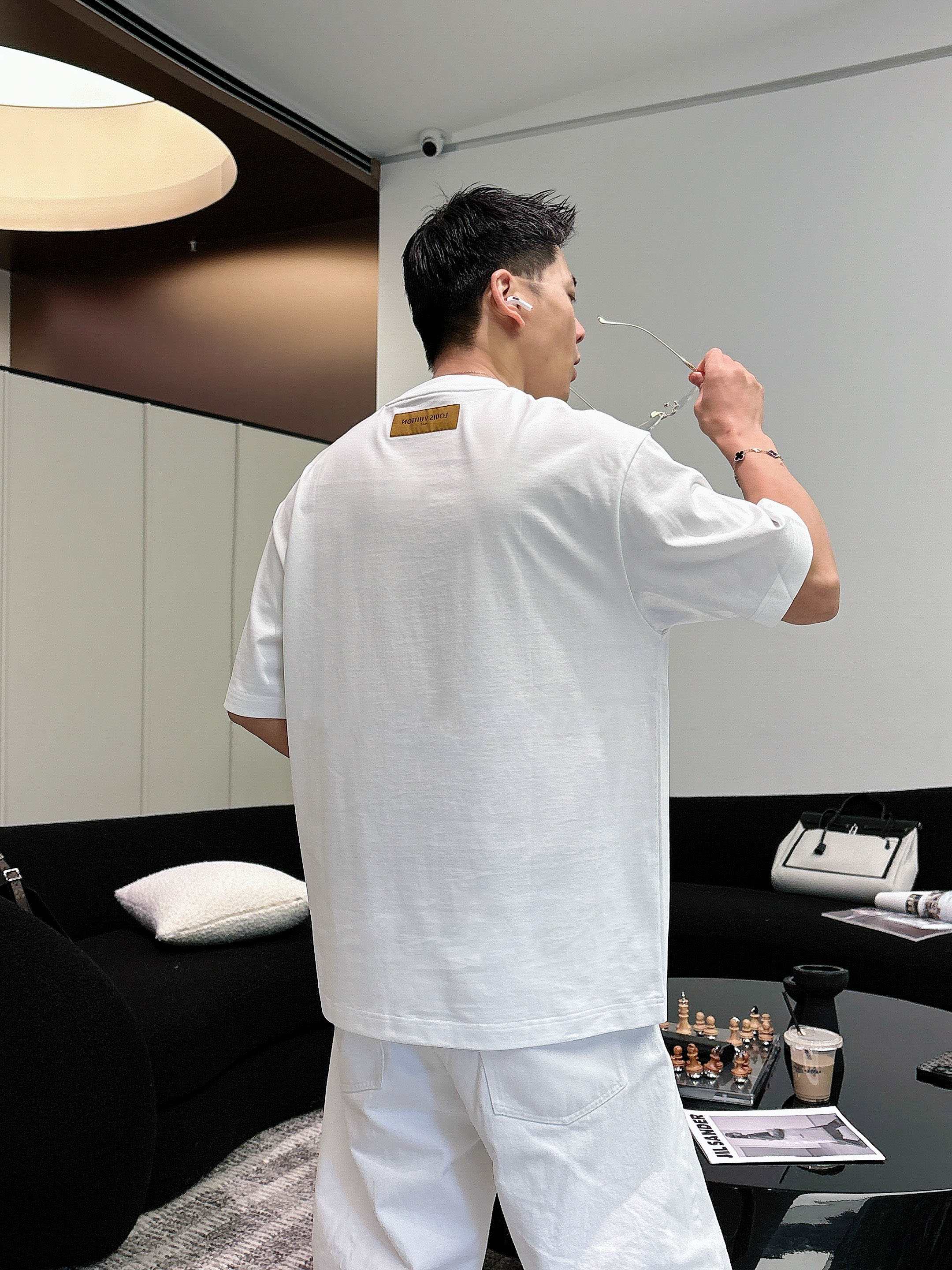 【 LV 2026春夏 · 高阶定制T恤】🔹 核心面料：秘鲁进口匹马棉 × 顶级丝光工艺🔹 核心体感：蚕