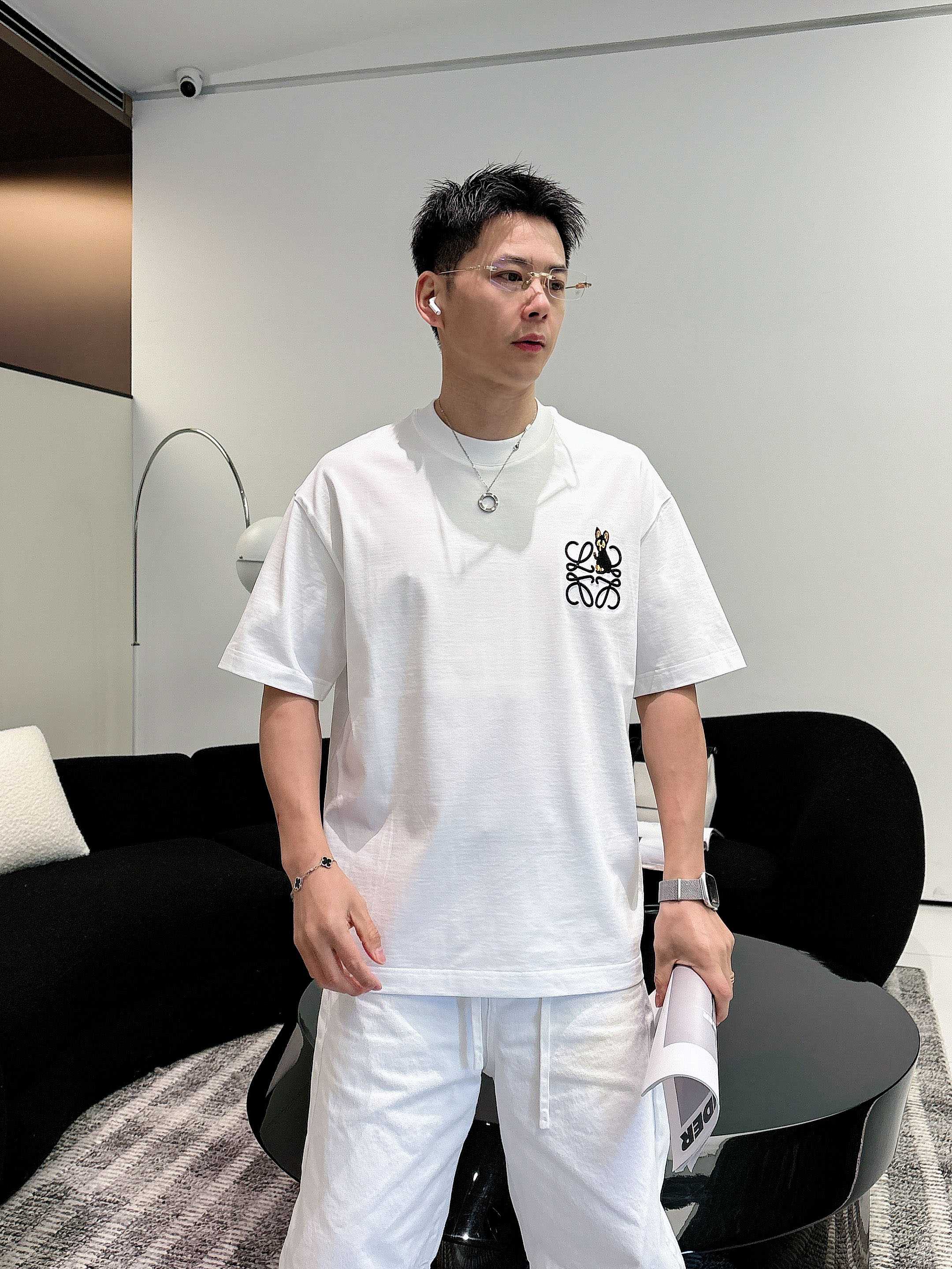 NO:746416,[Loewe 2026 Spring and Summer · High-end Customized T-shirts] The core fabric is Pima cotton imported from Peru × top-level mercerization technology. The core body feels silky smooth, excellent breathability and not stuffy. The core technology is heavy industry three-dimensional logo, counter-level precision stitching. The core version is crisp and neat, modifying the figure. Classic black and white two-color | S-3XL full size coverage AAA1,, loewe, tees, t-shirt,19860909【 罗意威 2026春夏 · 高阶定制T恤】 核心面料秘鲁进口匹马棉 × 顶级丝光工艺 核心体感蚕丝般柔滑,卓越透气不闷热 核心工艺重工立体Logo,专柜级精密车线 核心版型挺括利落,修饰身材 经典黑白双色 | S-3XL全码覆盖 AAA1,,loewe,tees，t-shirt,,Men's clothing