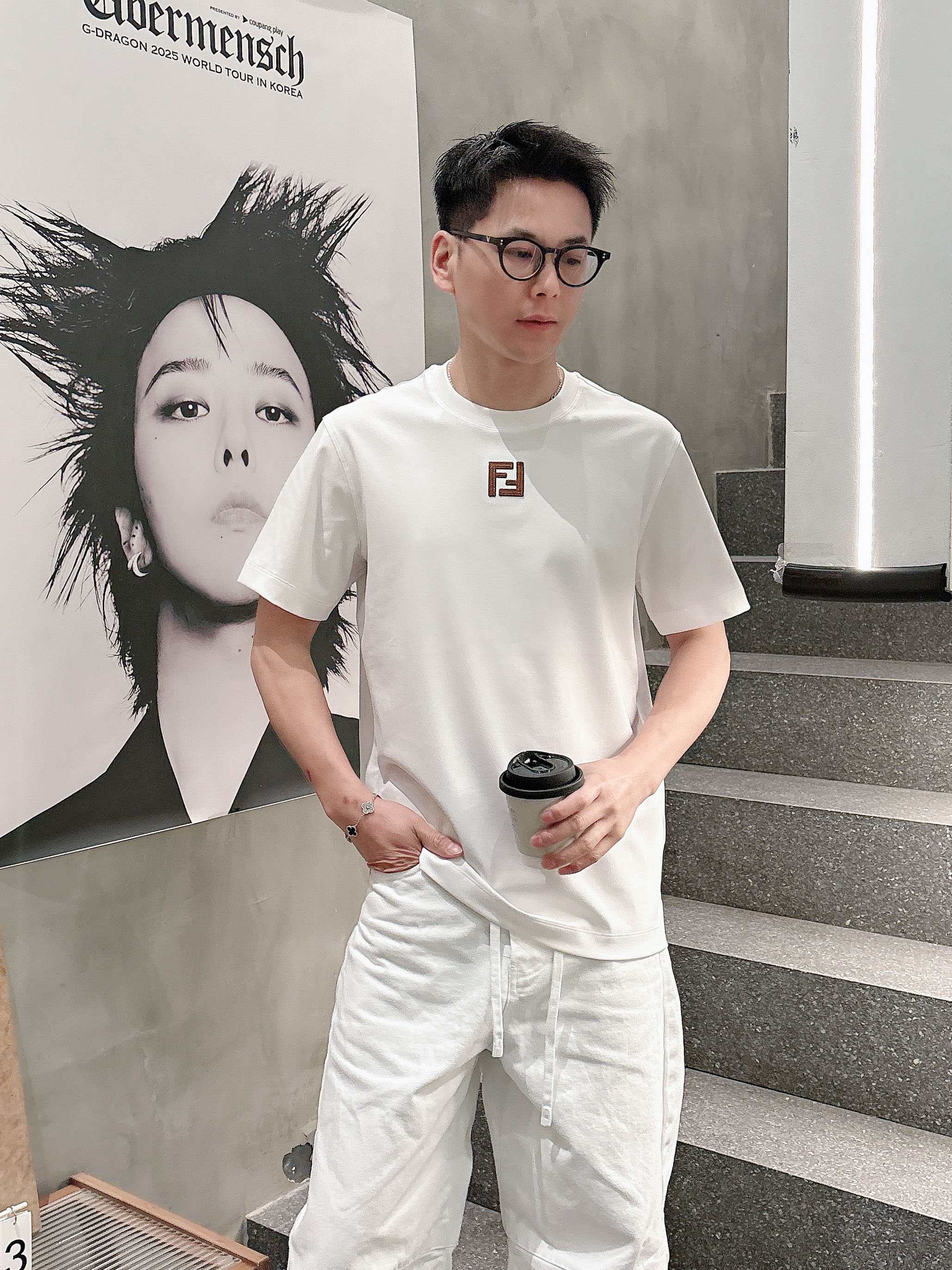 【 芬迪 2026春夏 · 高阶定制T恤】🔹 核心面料：秘鲁进口匹马棉 × 顶级丝光工艺🔹 核心体感：蚕