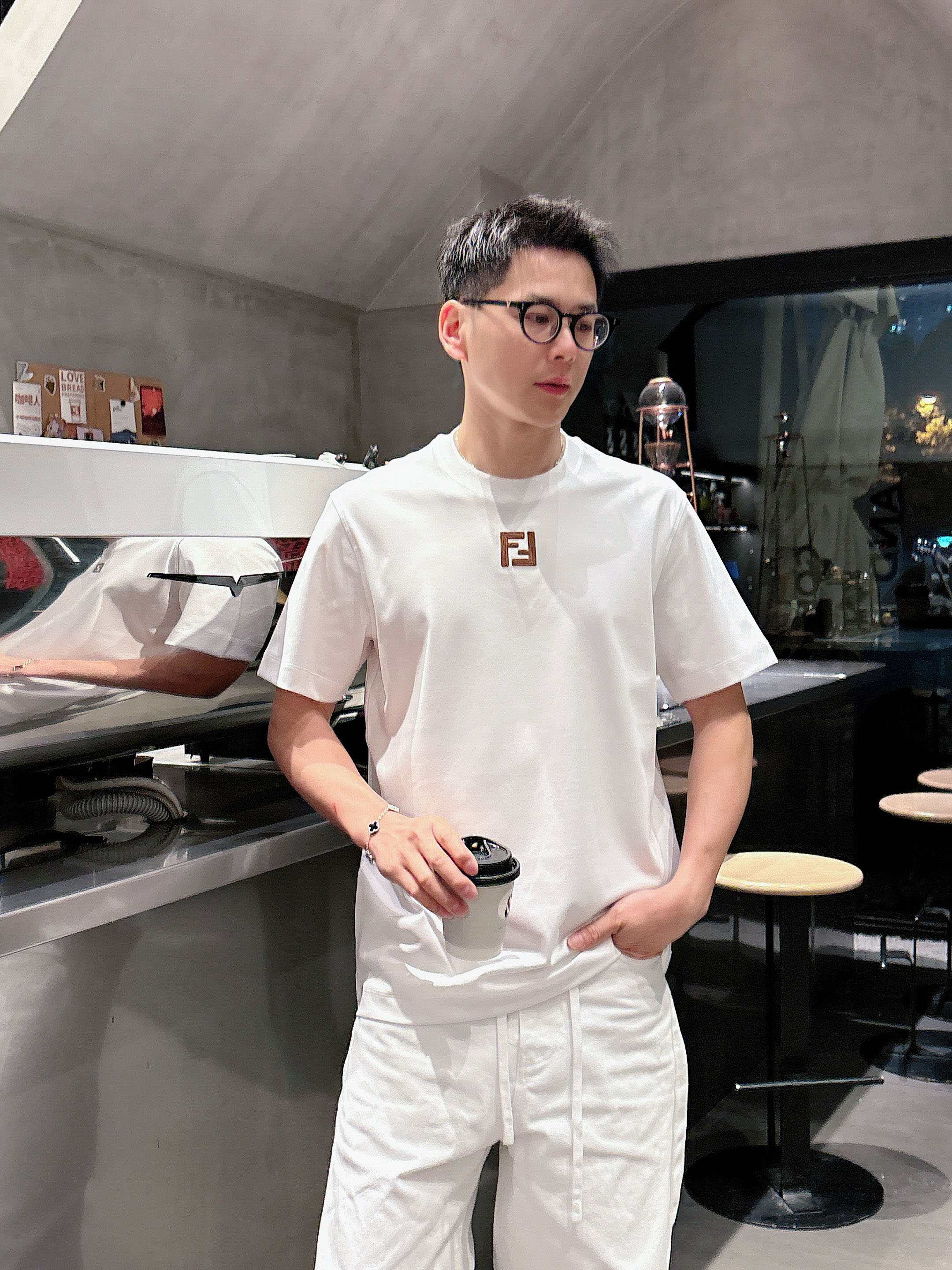 【 芬迪 2026春夏 · 高阶定制T恤】🔹 核心面料：秘鲁进口匹马棉 × 顶级丝光工艺🔹 核心体感：蚕