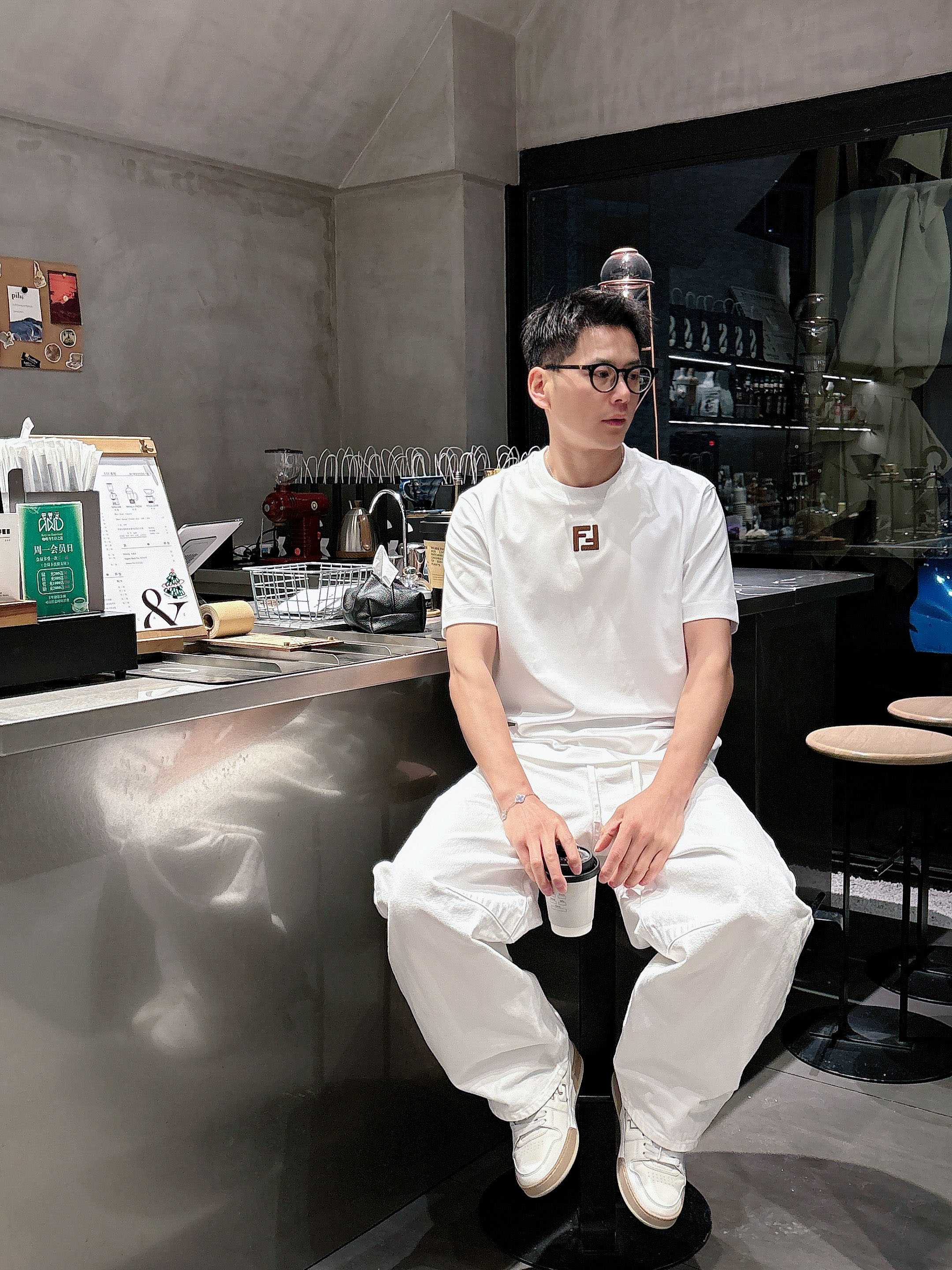 【 芬迪 2026春夏 · 高阶定制T恤】🔹 核心面料：秘鲁进口匹马棉 × 顶级丝光工艺🔹 核心体感：蚕