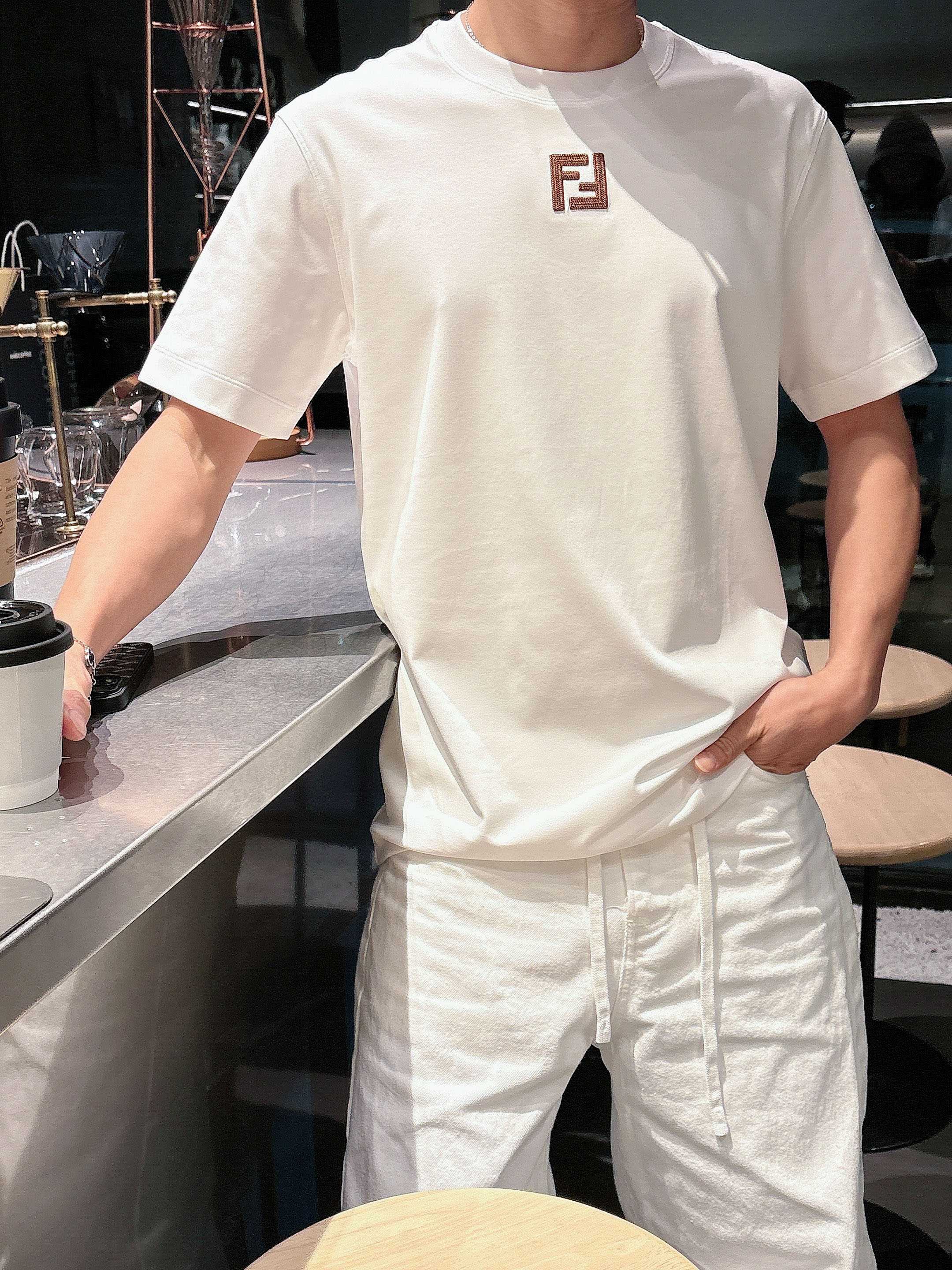 【 芬迪 2026春夏 · 高阶定制T恤】🔹 核心面料：秘鲁进口匹马棉 × 顶级丝光工艺🔹 核心体感：蚕
