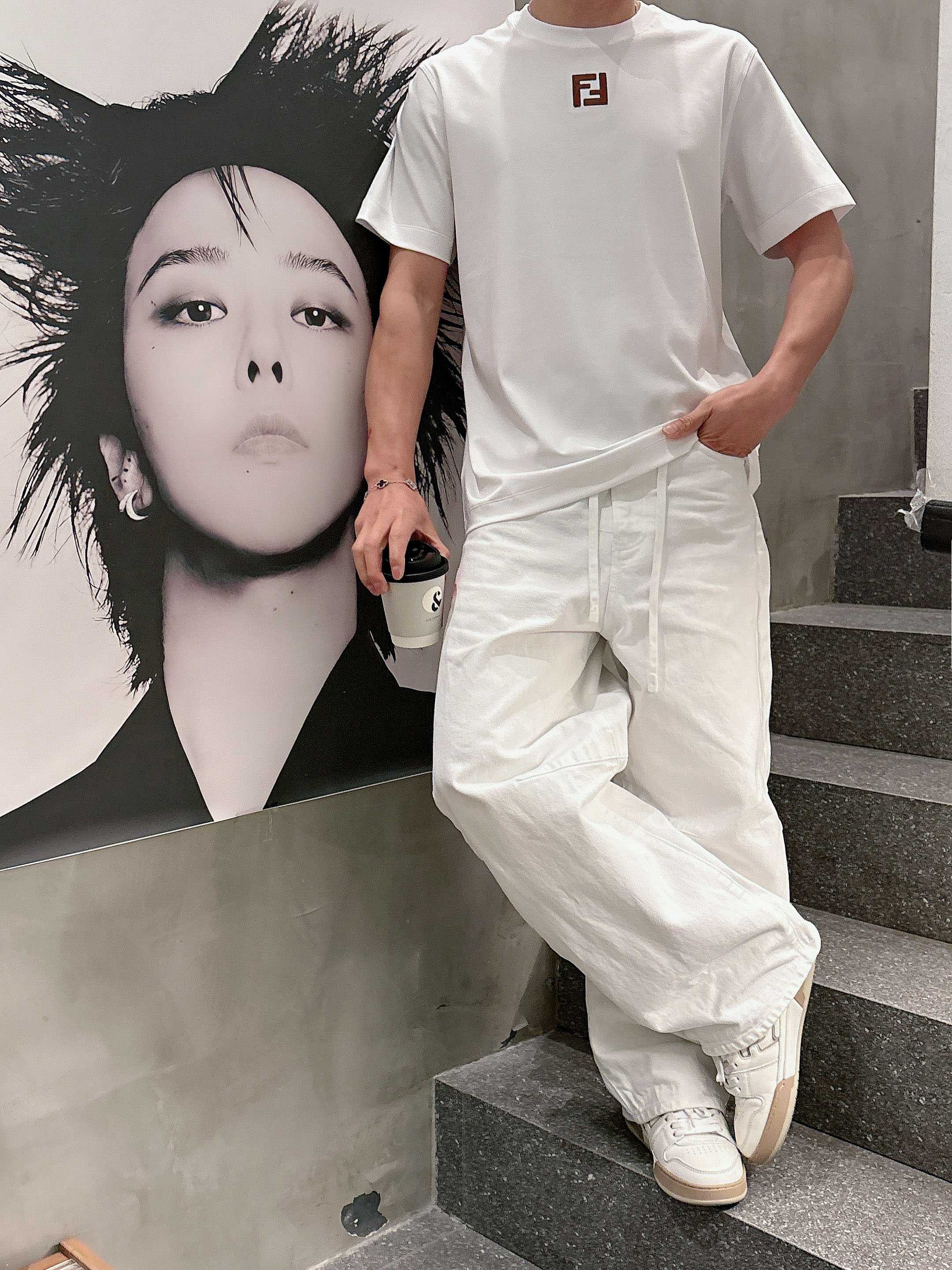 【 芬迪 2026春夏 · 高阶定制T恤】🔹 核心面料：秘鲁进口匹马棉 × 顶级丝光工艺🔹 核心体感：蚕