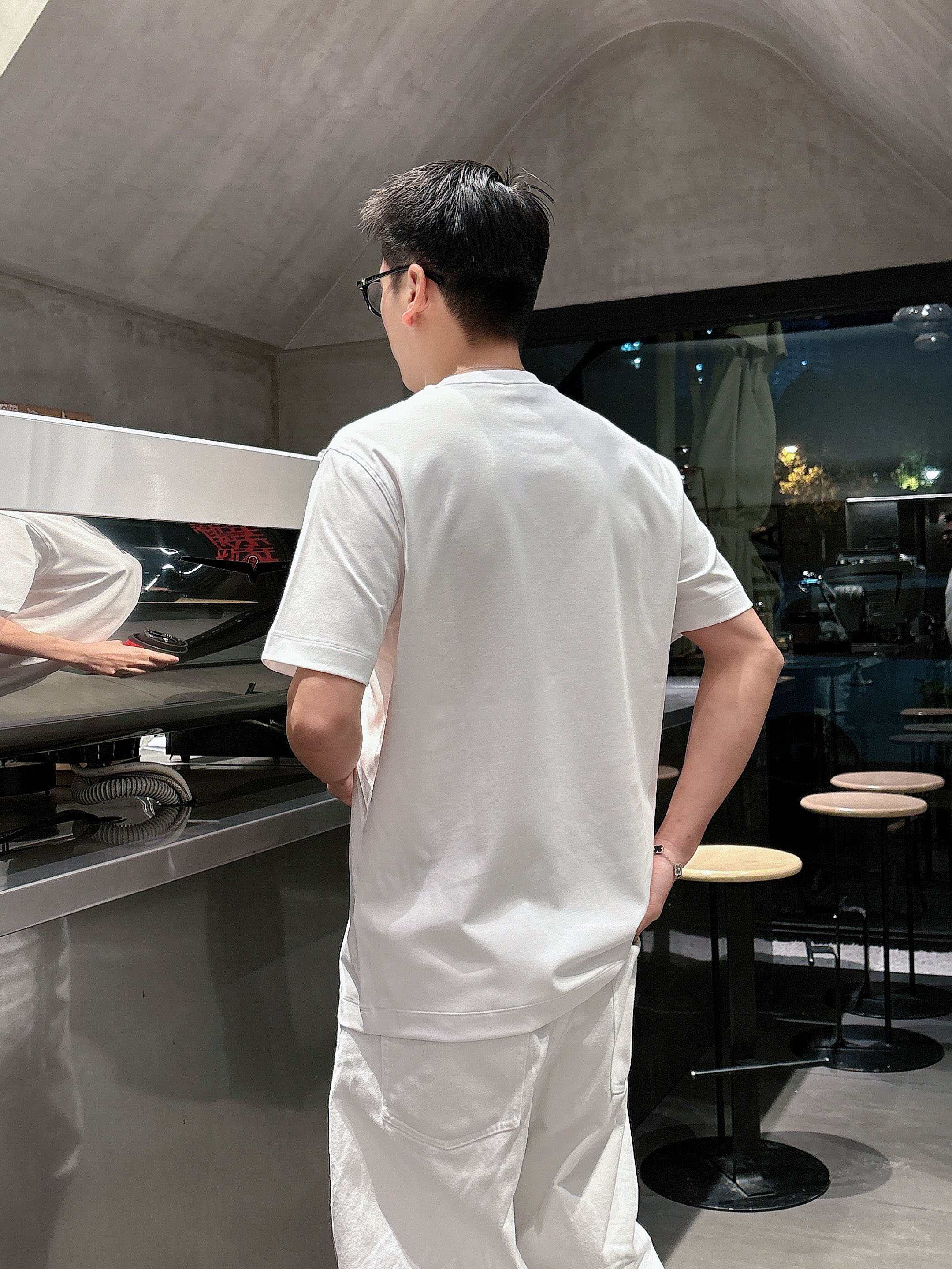 【 芬迪 2026春夏 · 高阶定制T恤】🔹 核心面料：秘鲁进口匹马棉 × 顶级丝光工艺🔹 核心体感：蚕