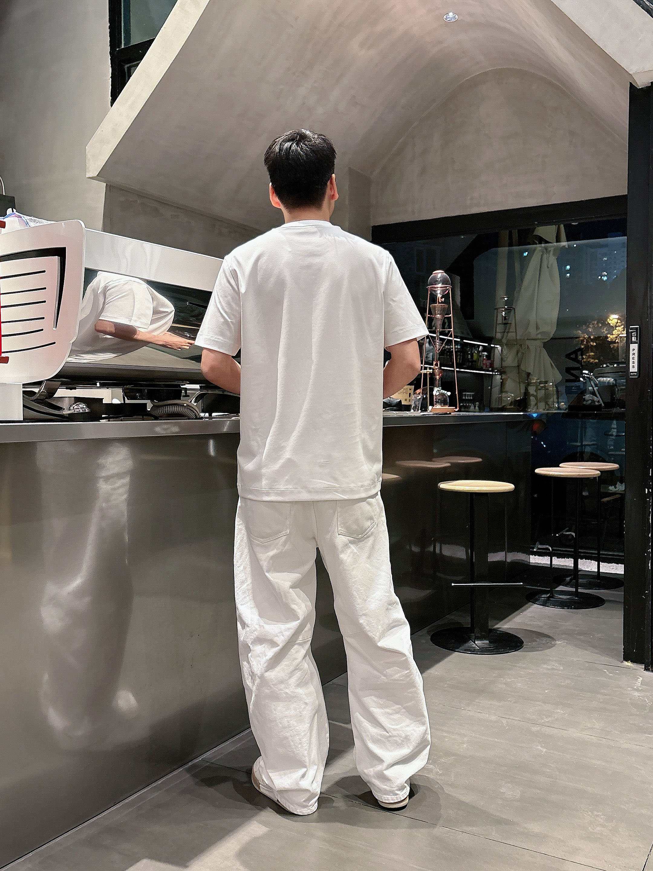 【 芬迪 2026春夏 · 高阶定制T恤】🔹 核心面料：秘鲁进口匹马棉 × 顶级丝光工艺🔹 核心体感：蚕